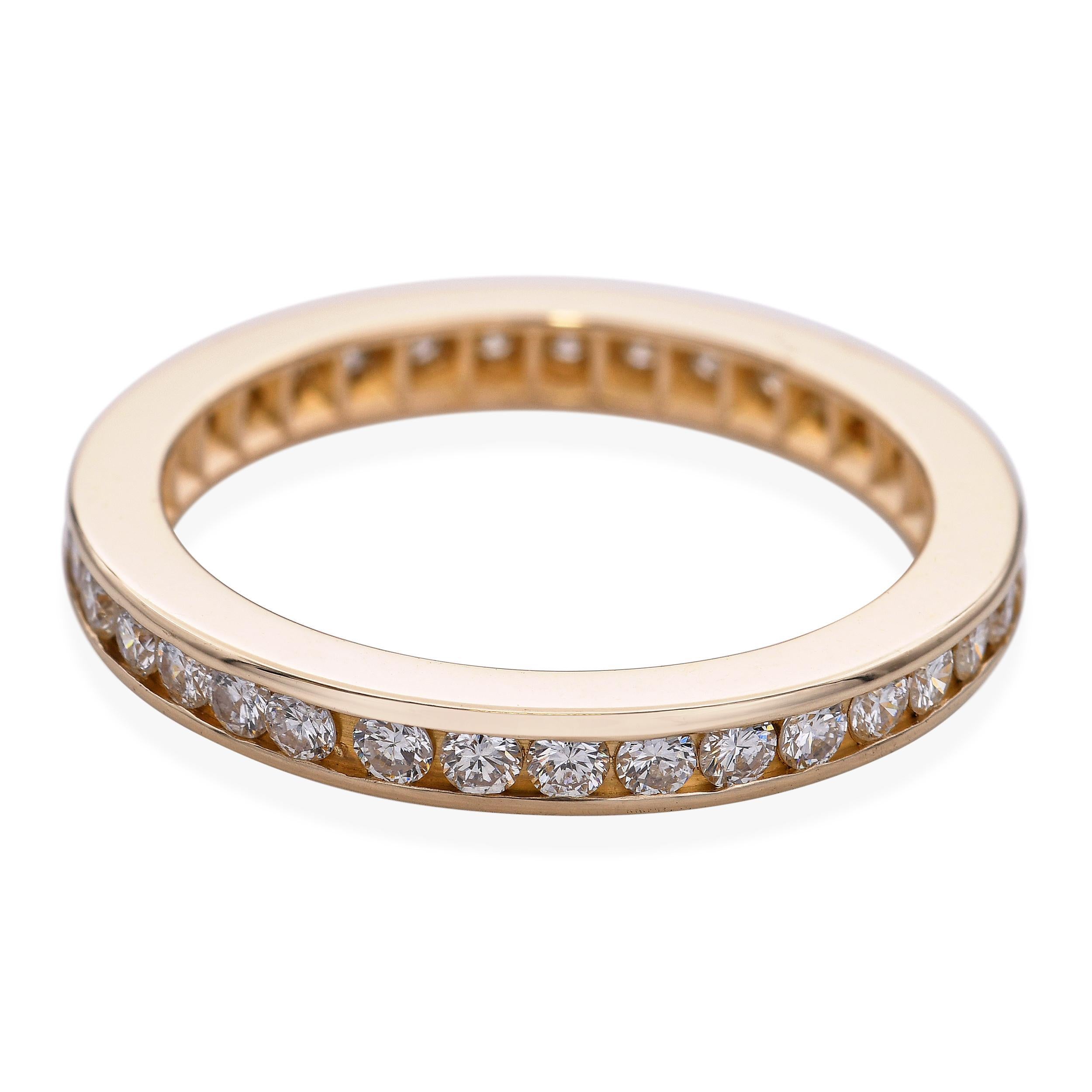 Anillo de eternidad de diamantes engastados en canal de oro amarillo de 14k vintage en Bueno estado para la venta en New York, NY