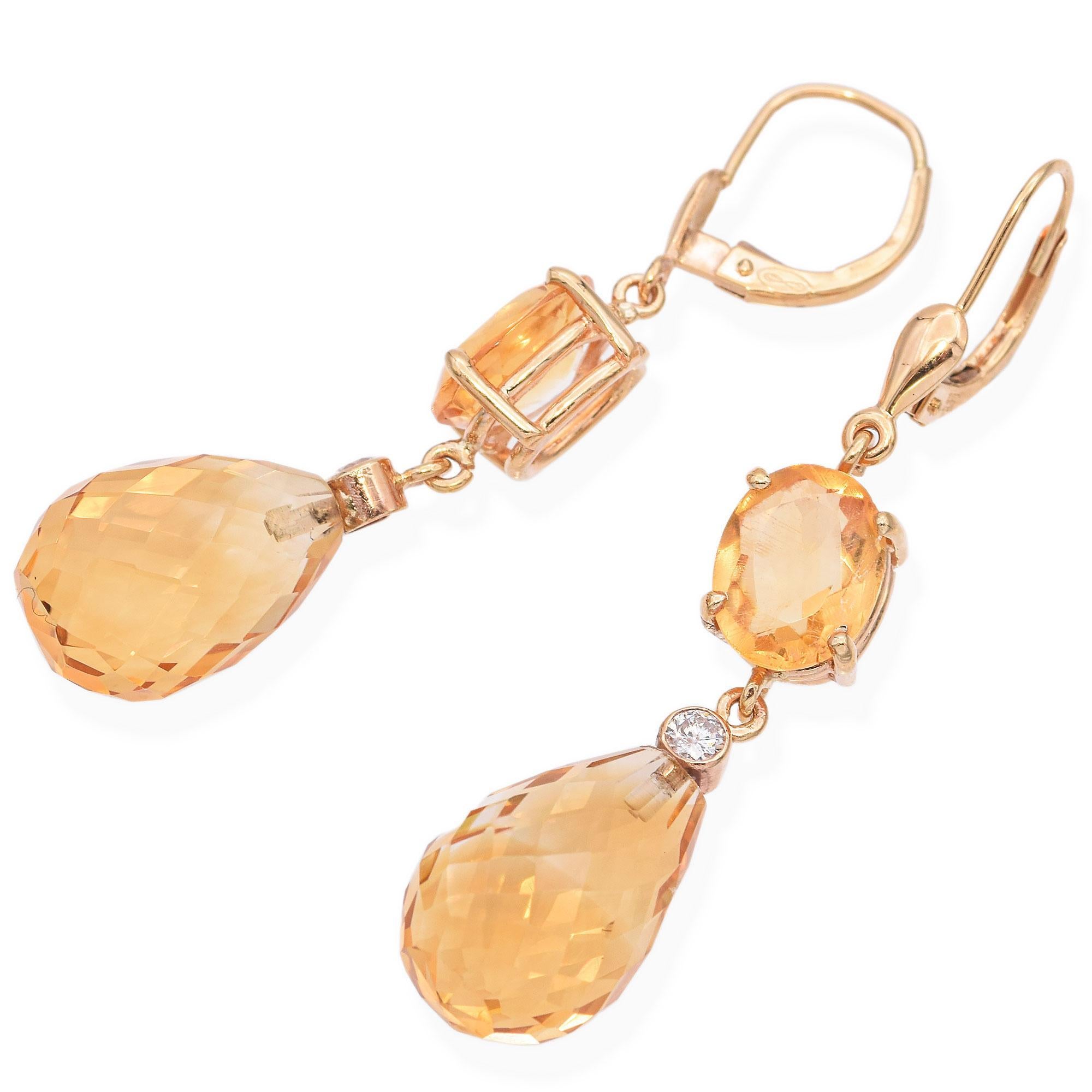 Elegantes Pendientes de Gota de Citrino y Diamante en Oro Amarillo de 14 K. Este exquisito par presenta vibrantes piedras de citrino combinadas con brillantes diamantes blancos. Elaborados en oro amarillo de 14k, los pendientes muestran una