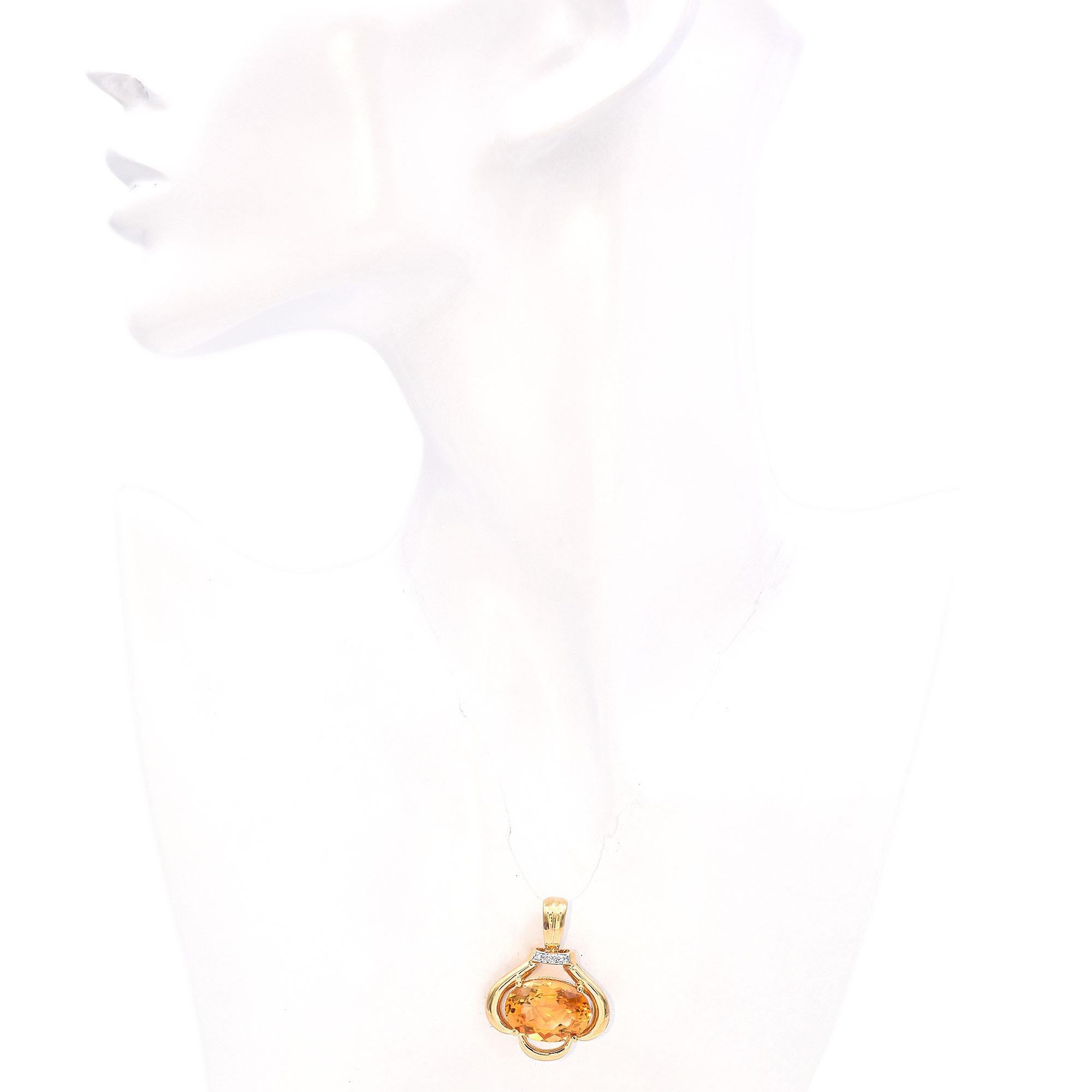 Cette pièce présente une citrine de forme ovale, facettée de manière experte pour capter la lumière. La pierre précieuse est sertie dans une monture en or poli aux courbes élégantes, mettant en valeur sa teinte vibrante. Au-dessus de la pierre