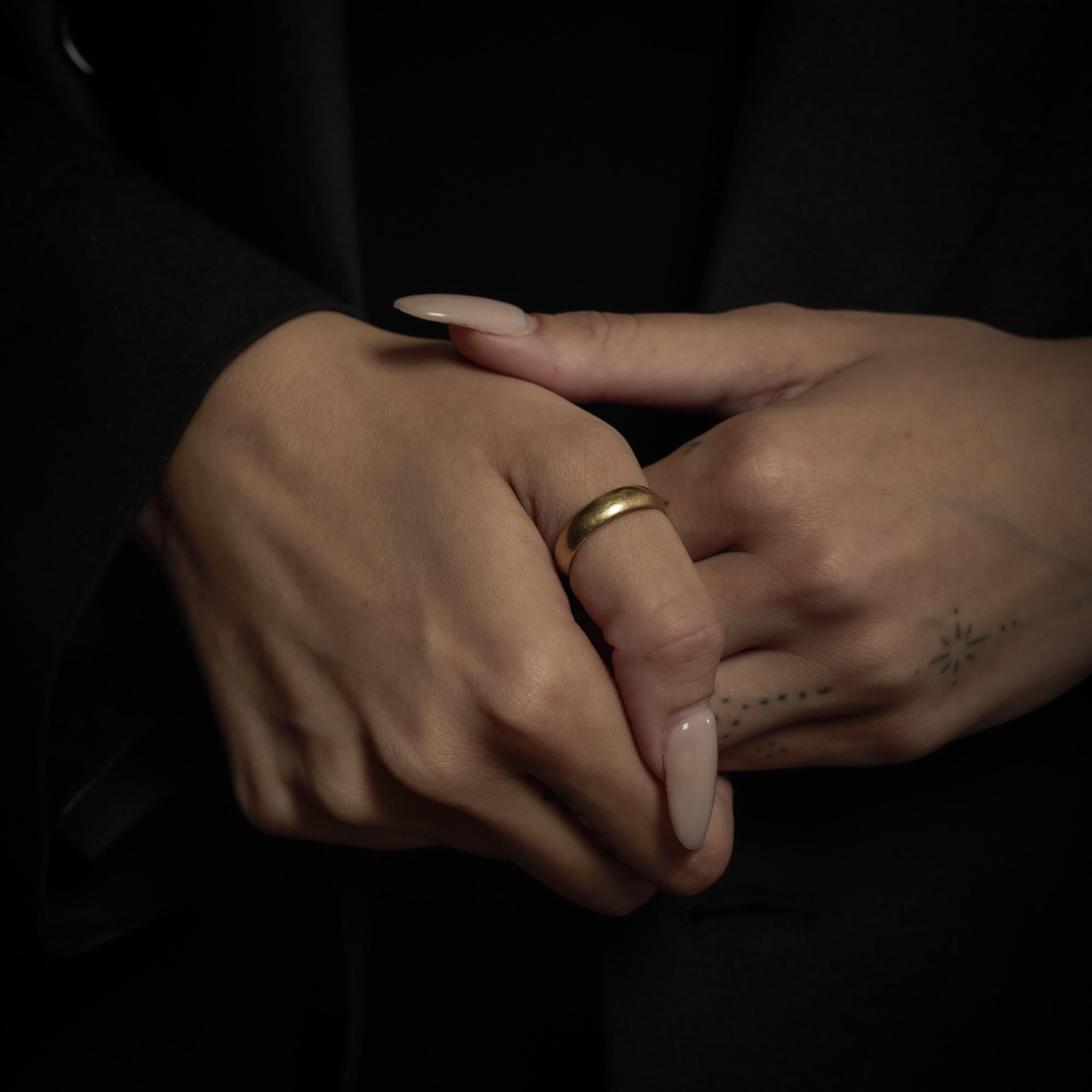 Vintage 14k yellow gold classic wedding band In Good Condition For Sale In Beverly Hills, CA