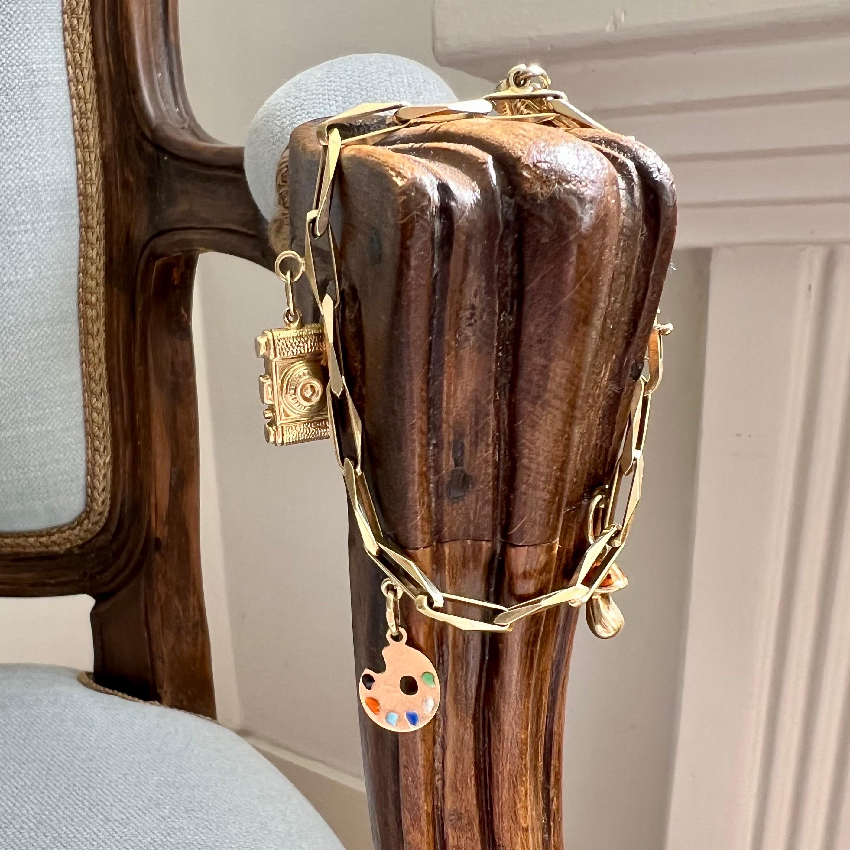 Ein Vintage 14 Karat Gelbgold geschlossen für immer Charme Armband mit einem typischen geschlossen für immer Verschluss. Das Armband eignet sich als Bettelarmband, an dem Charmes mit einer schönen Erinnerung getragen werden können. Das Armband ist