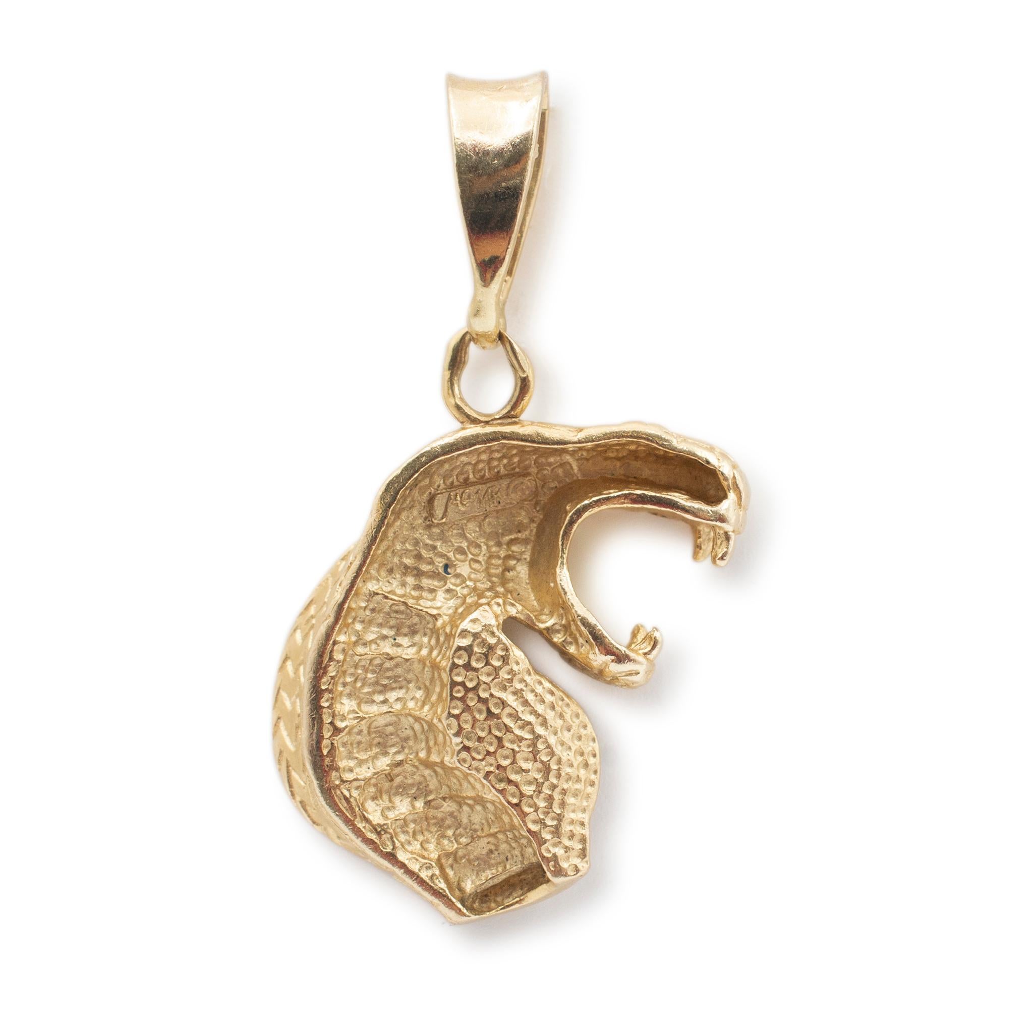 Geschlecht: Damen

Metall Typ: 14K Gelbgold

Länge: 1.75 Zoll

Breite: 17,60 mm

Gewicht: 9,56 Gramm

Tropfenförmiger Kobra-Anhänger aus 14 Karat Gelbgold.

Graviert mit 