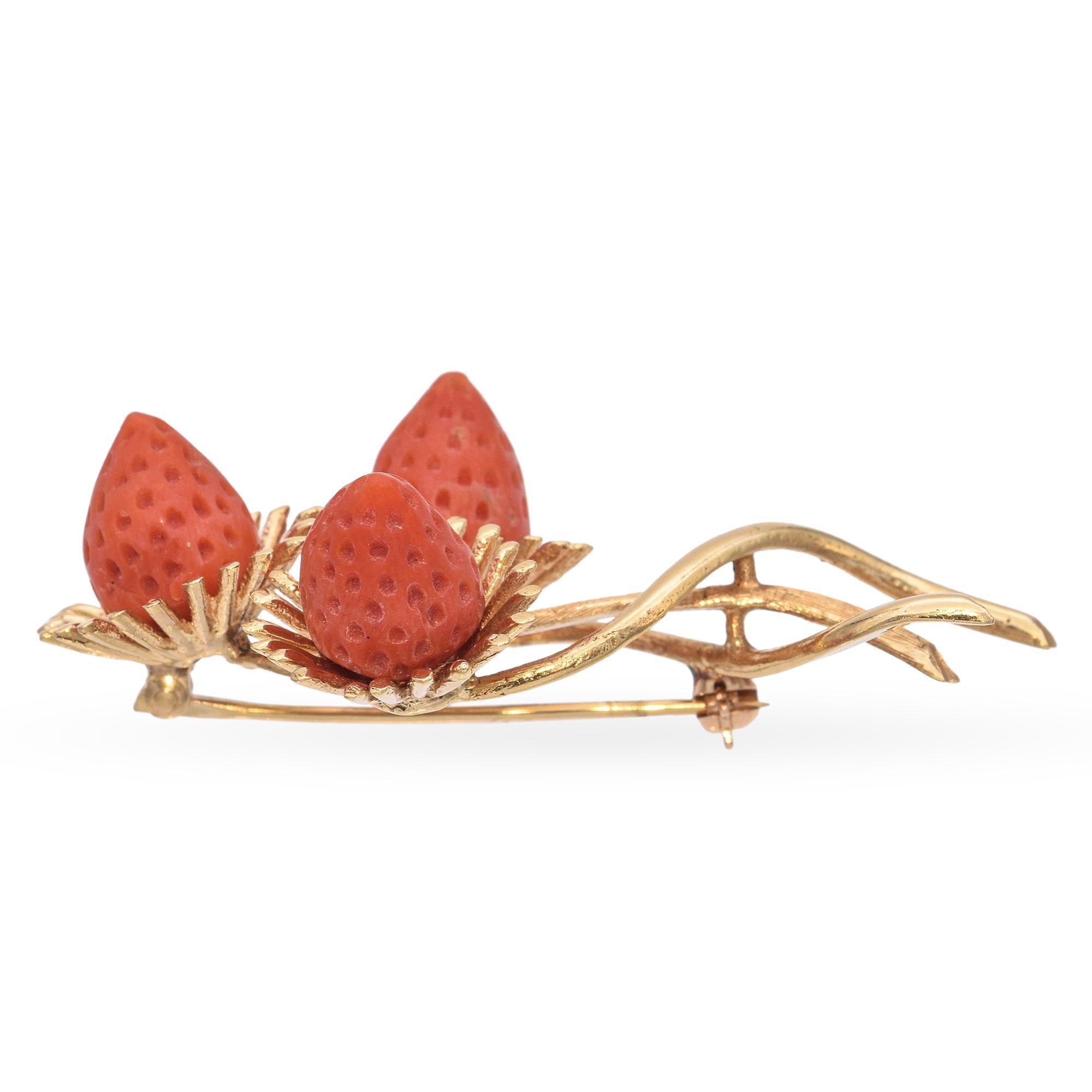 Vintage 14k Yellow Gold Coral Strawberry Brooch In Good Condition For Sale In New York, NY