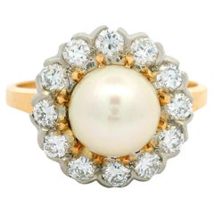 Bague vintage en or jaune 14 carats avec perle de culture au centre et halo de diamants transitionnels anciens