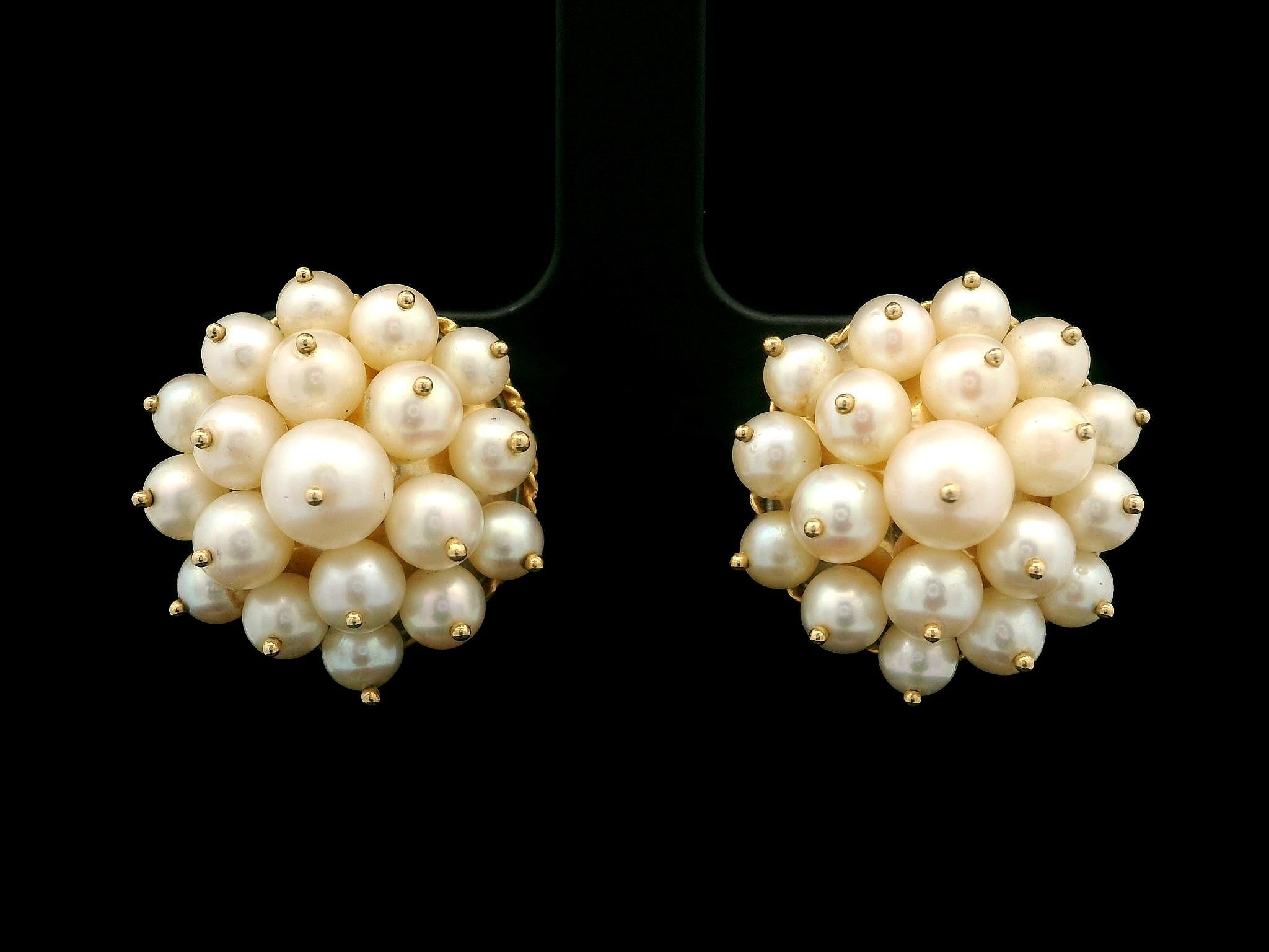 -Pierre(s)
(Nombreuses) Perles de Culture Authentiques - forme ronde - base blanche avec beau lustre - 3.9mm à 6.3mm (approx.)

MATERIAL : Or jaune 14k
Poids : 12,46 grammes
Support : Clip-on (les oreilles percées ne sont pas nécessaires).
Diamètre