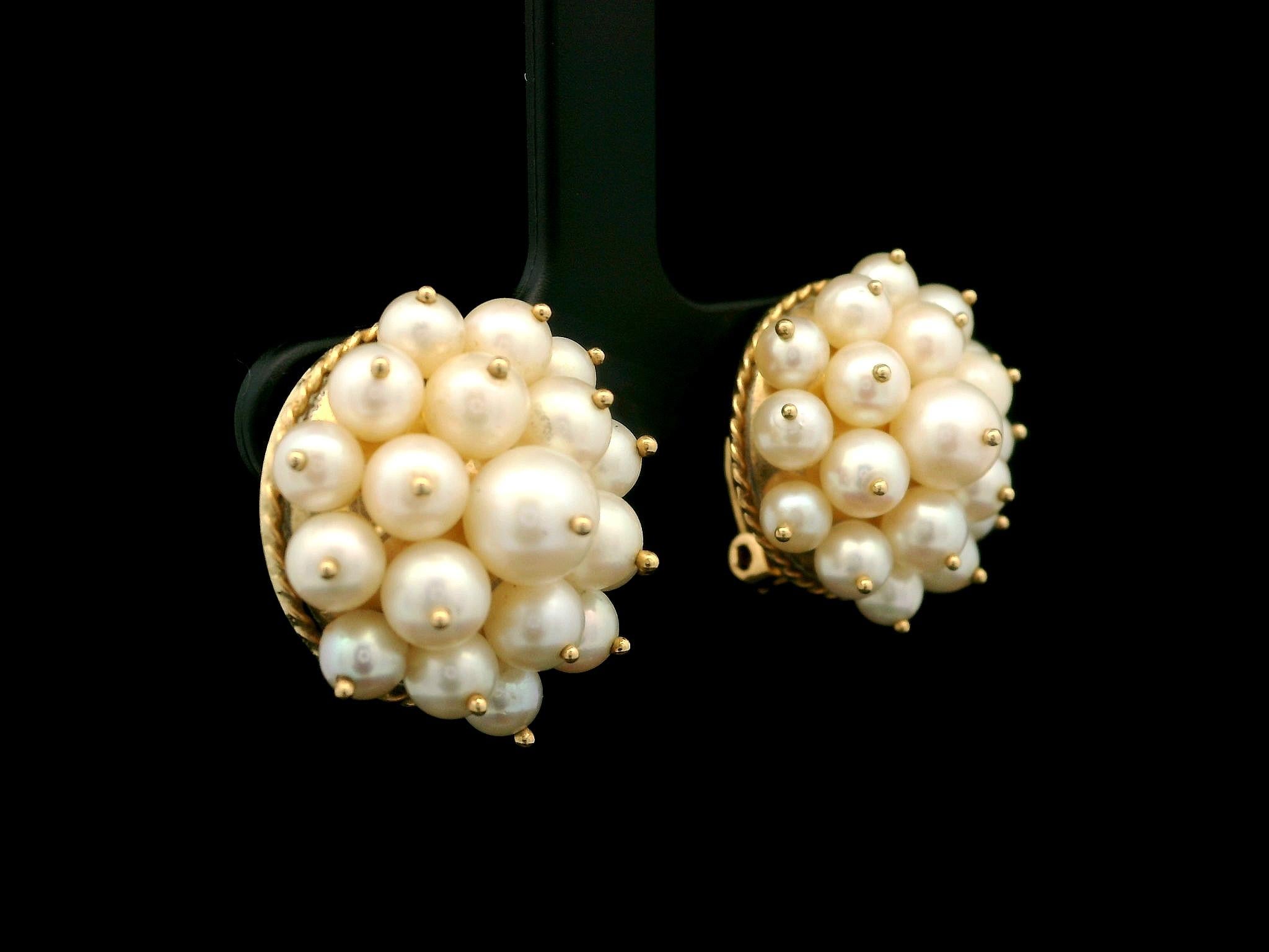 Taille ronde Boucles d'oreilles vintage en or jaune 14k avec bouton rond et perle de culture Sputnik en vente
