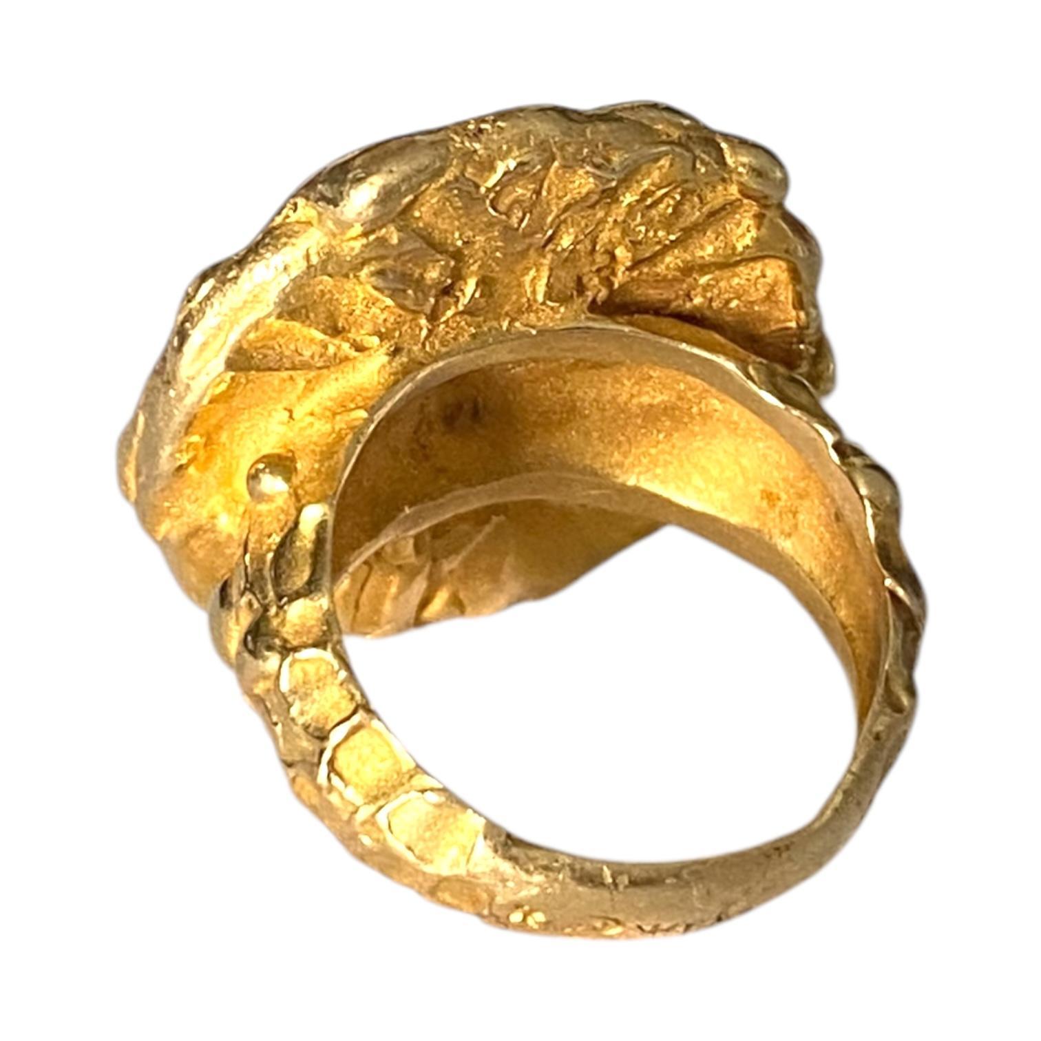 Bague vintage Cupidon et lion en or jaune 14 carats Bon état - En vente à Henderson, NV