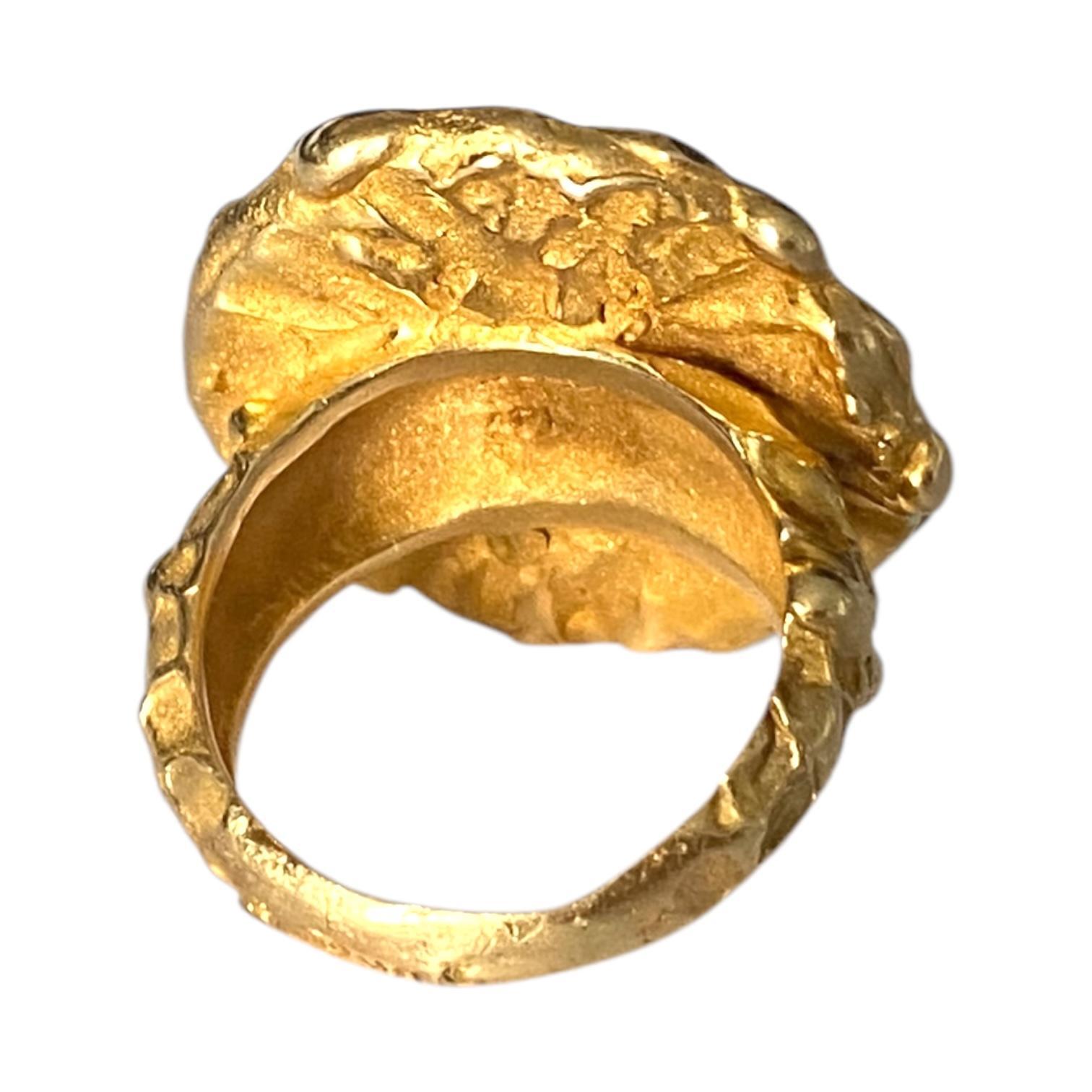 Bague vintage Cupidon et lion en or jaune 14 carats en vente 1