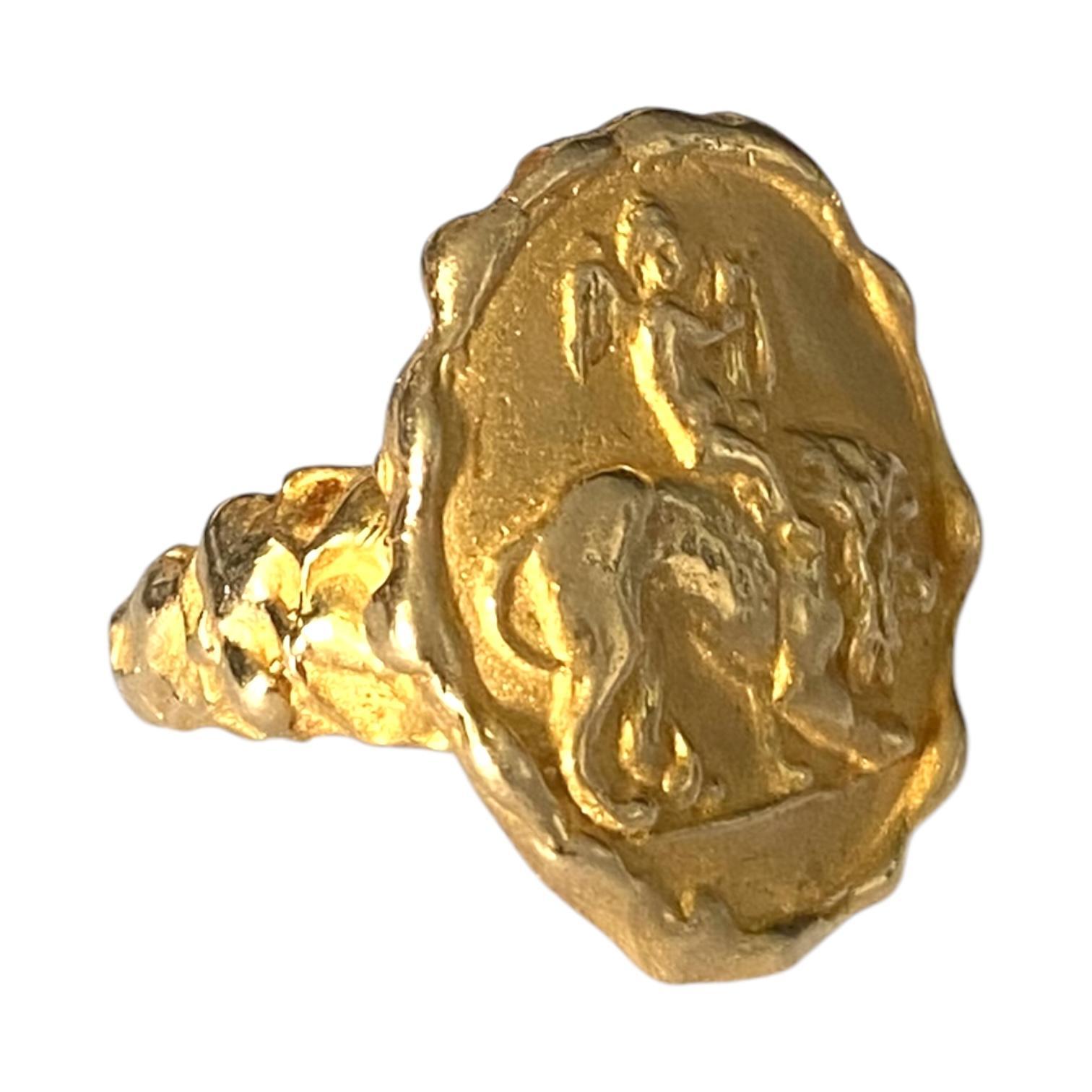 Bague vintage Cupidon et lion en or jaune 14 carats en vente 2