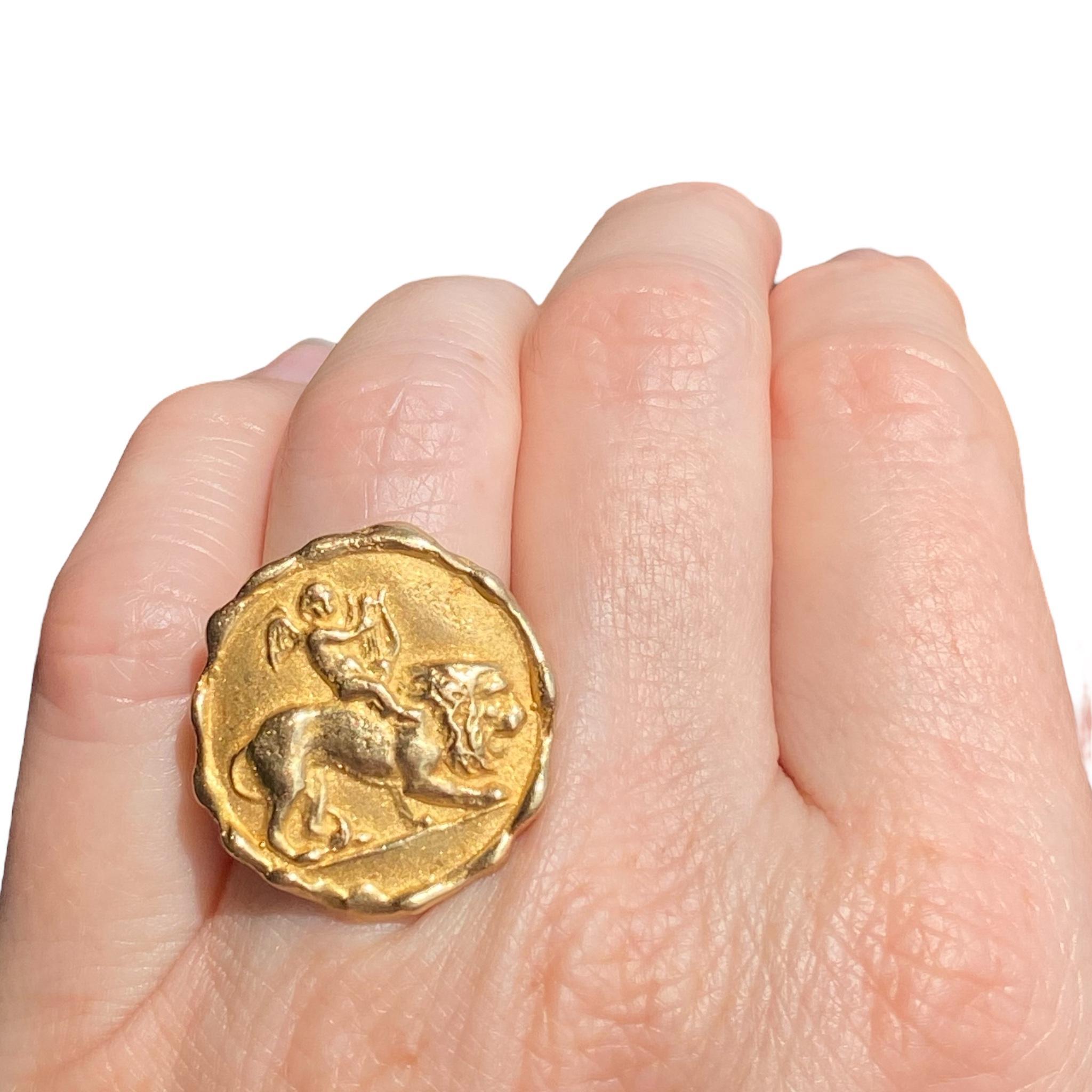 Bague vintage Cupidon et lion en or jaune 14 carats en vente 3