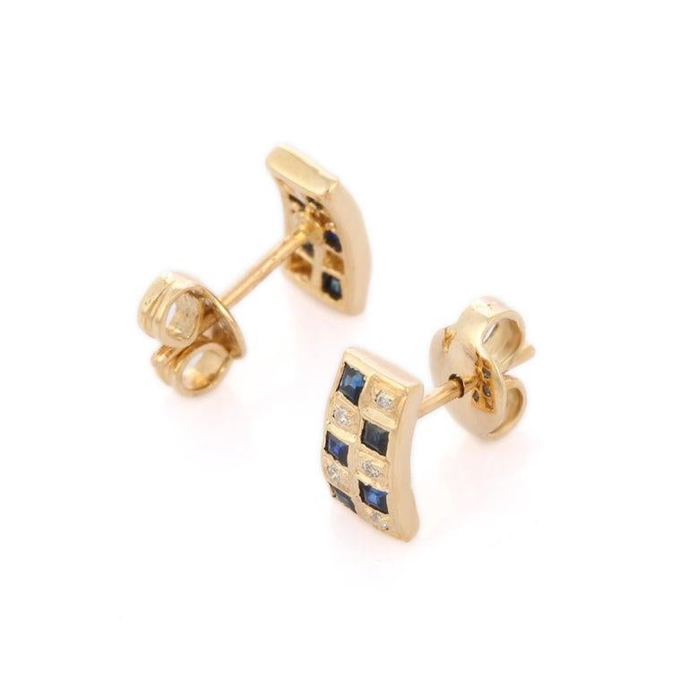 Clous d'oreilles design en or jaune 14 carats avec saphirs bleus et diamants en forme de barre Neuf - En vente à New York, NY
