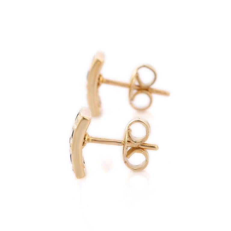 Clous d'oreilles design en or jaune 14 carats avec saphirs bleus et diamants en forme de barre en vente 2