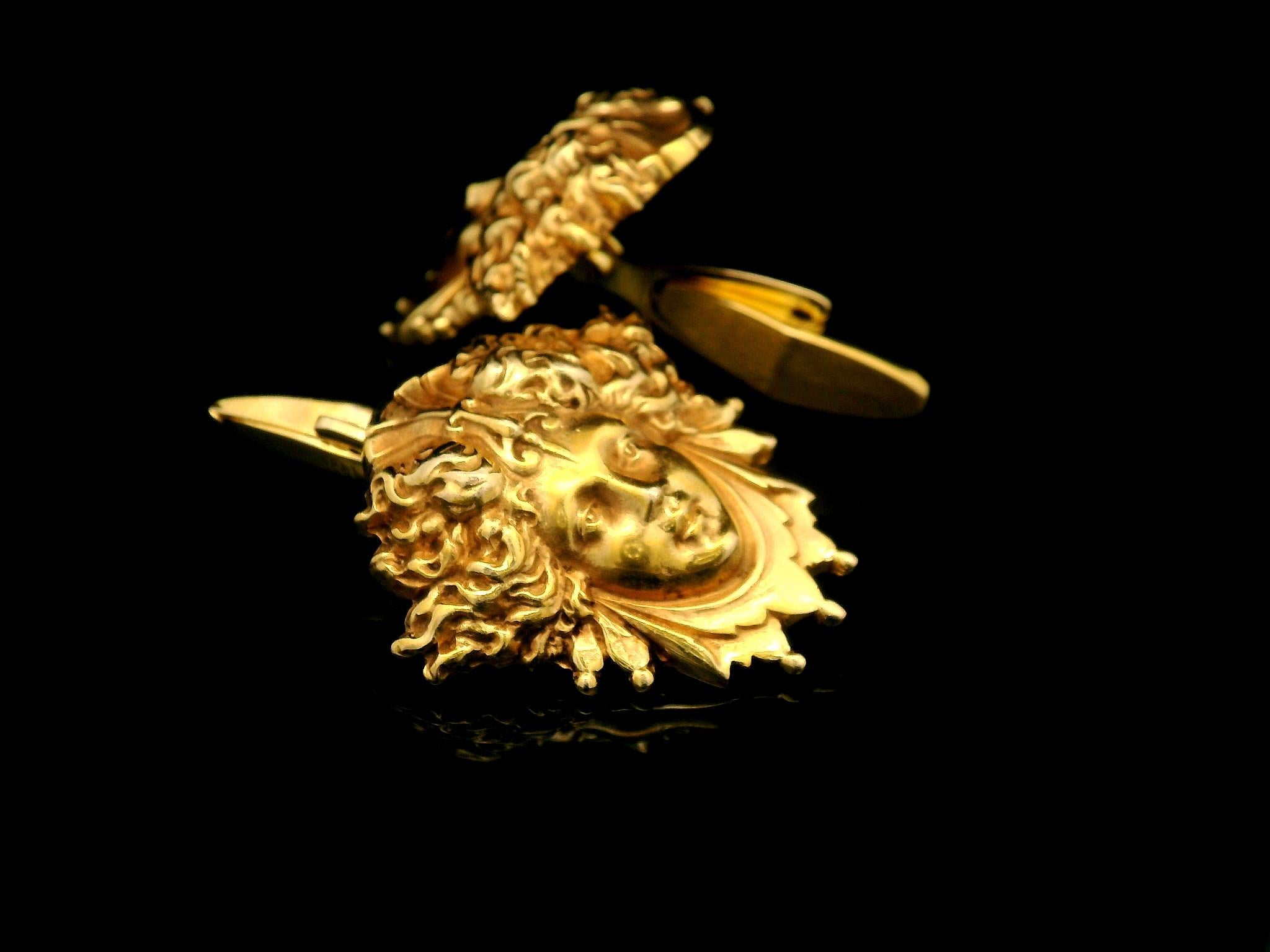 Men's Vintage 14k Yellow Gold Detailed Medusa Goddess Repousse Swivel Cufflinks For Sale