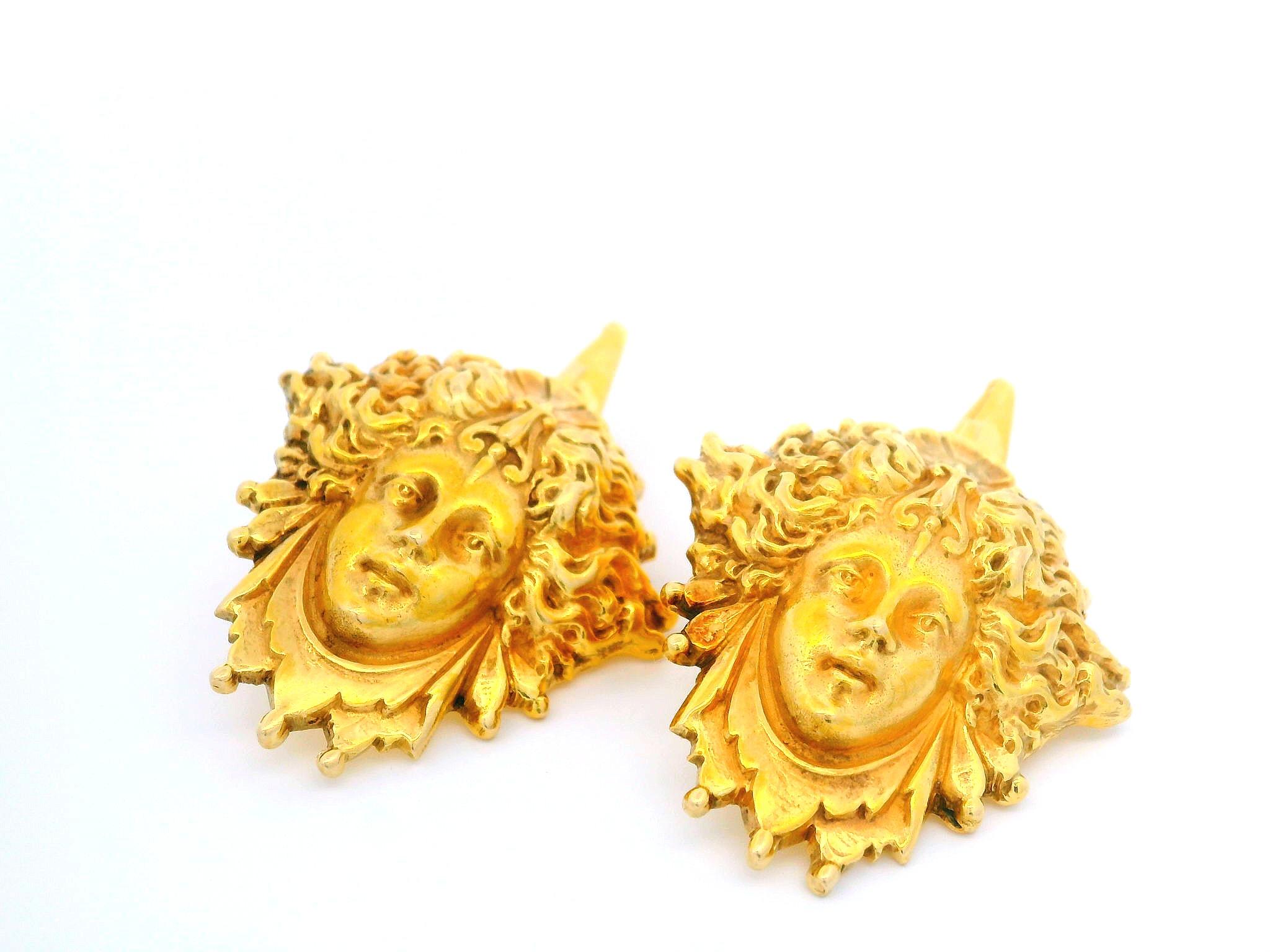 Vintage 14k Yellow Gold Detailed Medusa Goddess Repousse Swivel Cufflinks For Sale 2