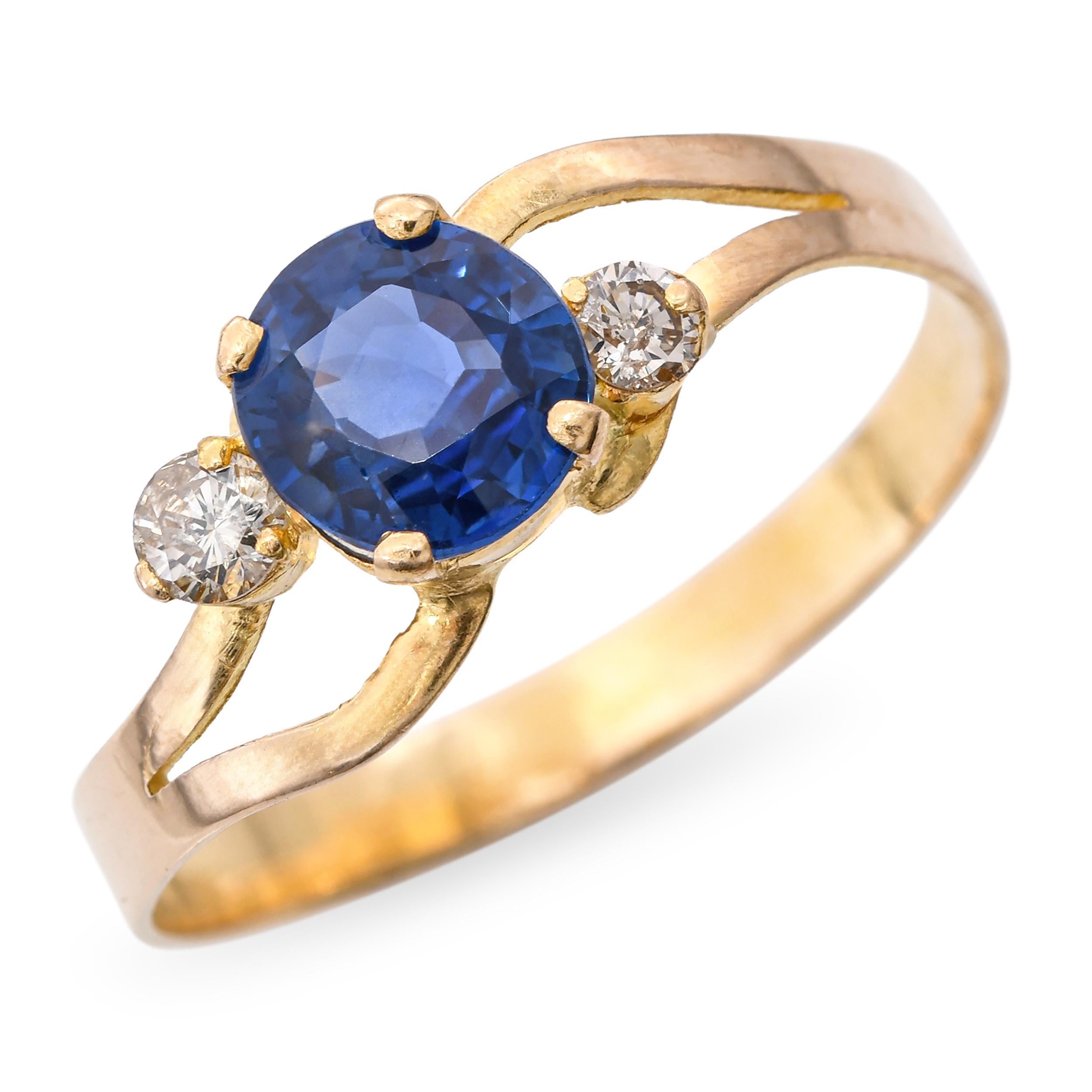 Bague vintage en or jaune 14k, diamant et saphir de 0,65ct, une bague vintage raffinée mettant en valeur un saphir de 0,65ct au centre, accentué par des diamants brillants pour plus d'éclat et de contraste. La chaude monture en or jaune 14k met en