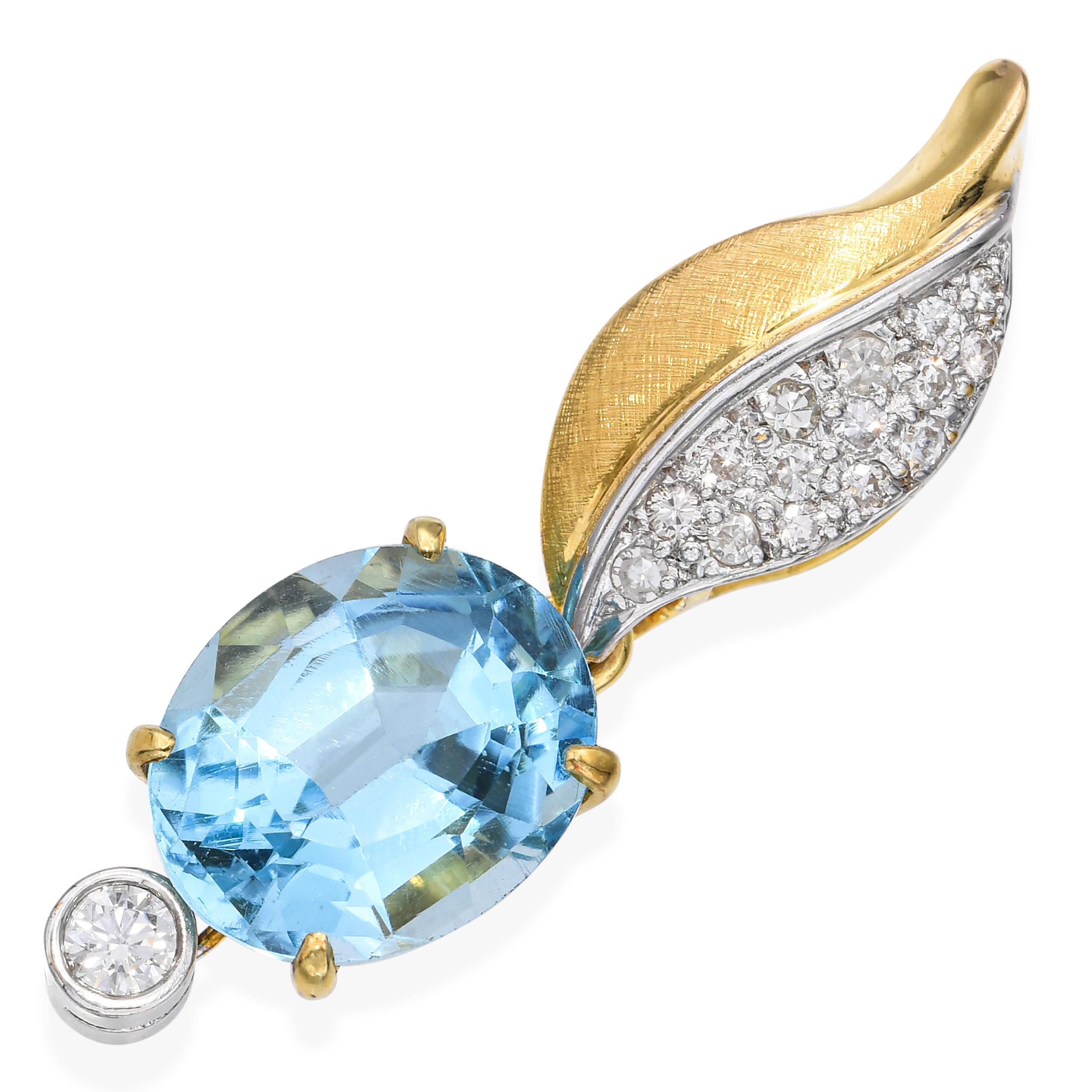 Ce pendentif vintage remarquable est fabriqué en or jaune 14k et met en valeur une topaze vibrante de 6,75ct comme pièce maîtresse. Autour de la pierre précieuse richement colorée, 0,305 carats de diamants étincelants ajoutent de l'éclat et du