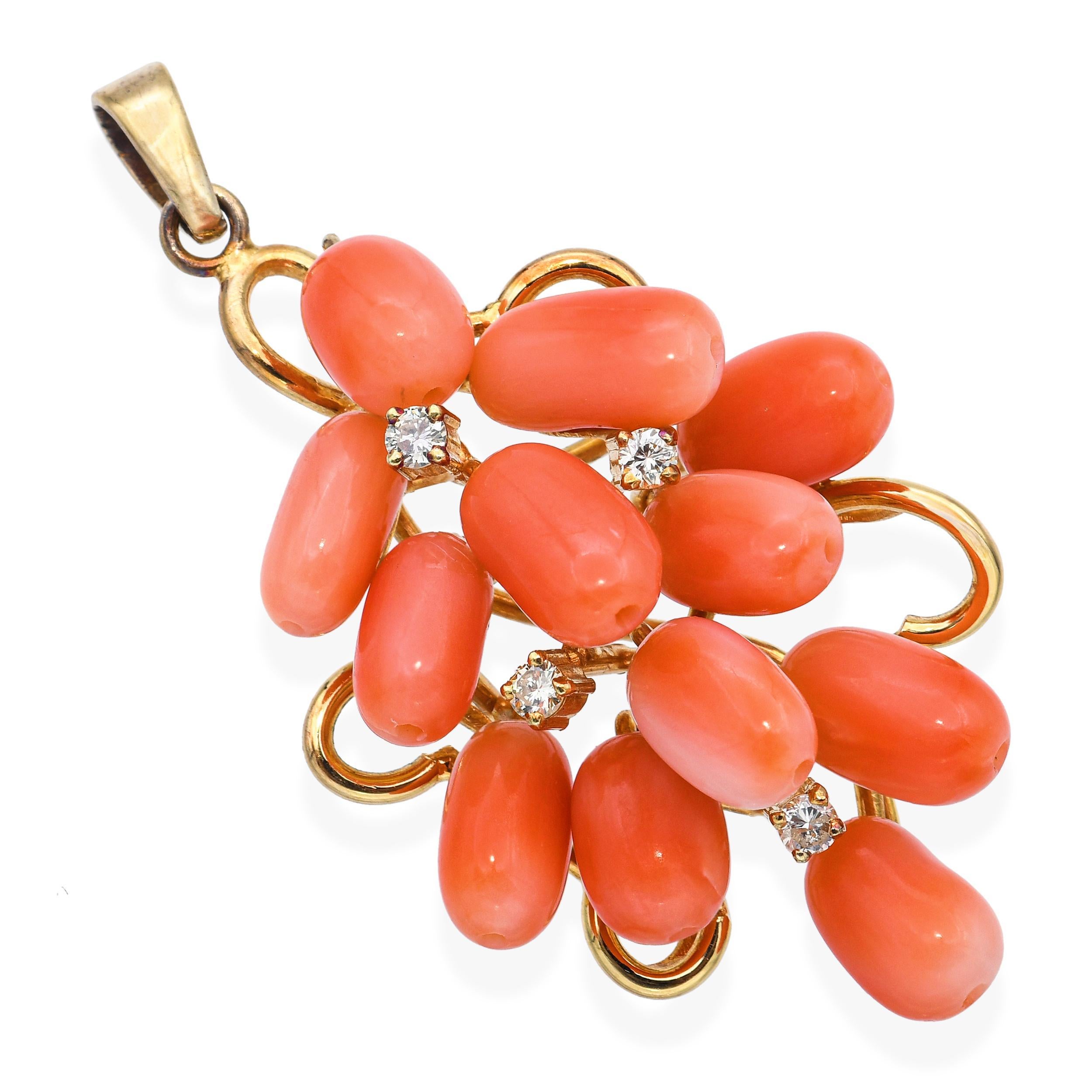 Dieser Vintage-Anhänger ist aus 14 Karat Gelbgold gefertigt und zeigt ein auffälliges Cluster-Design mit natürlichen Korallen-Cabochons, die von Diamanten im Brillantschliff akzentuiert werden. Die warmen Farbtöne der Koralle bilden einen schönen