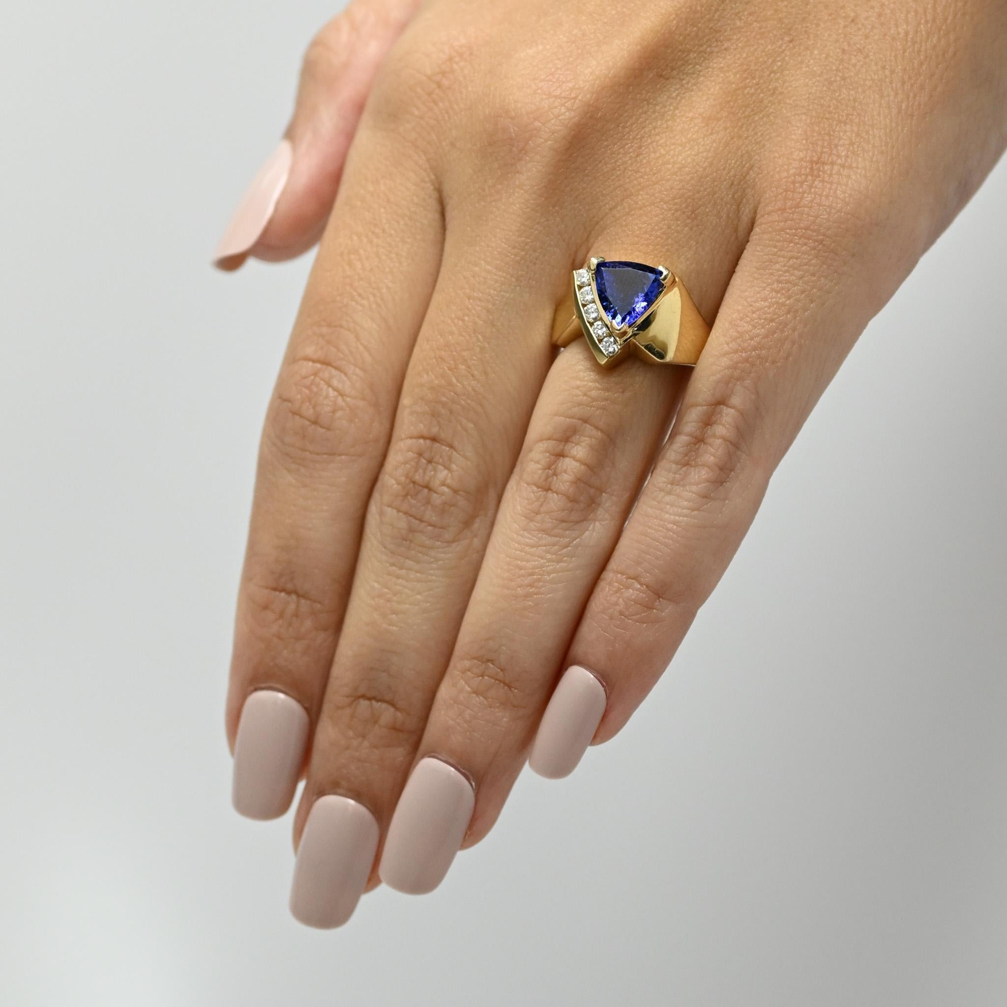 Vintage 14K Yellow Gold Diamond and Deep Purple Tanzanite Gemstone Ring 5