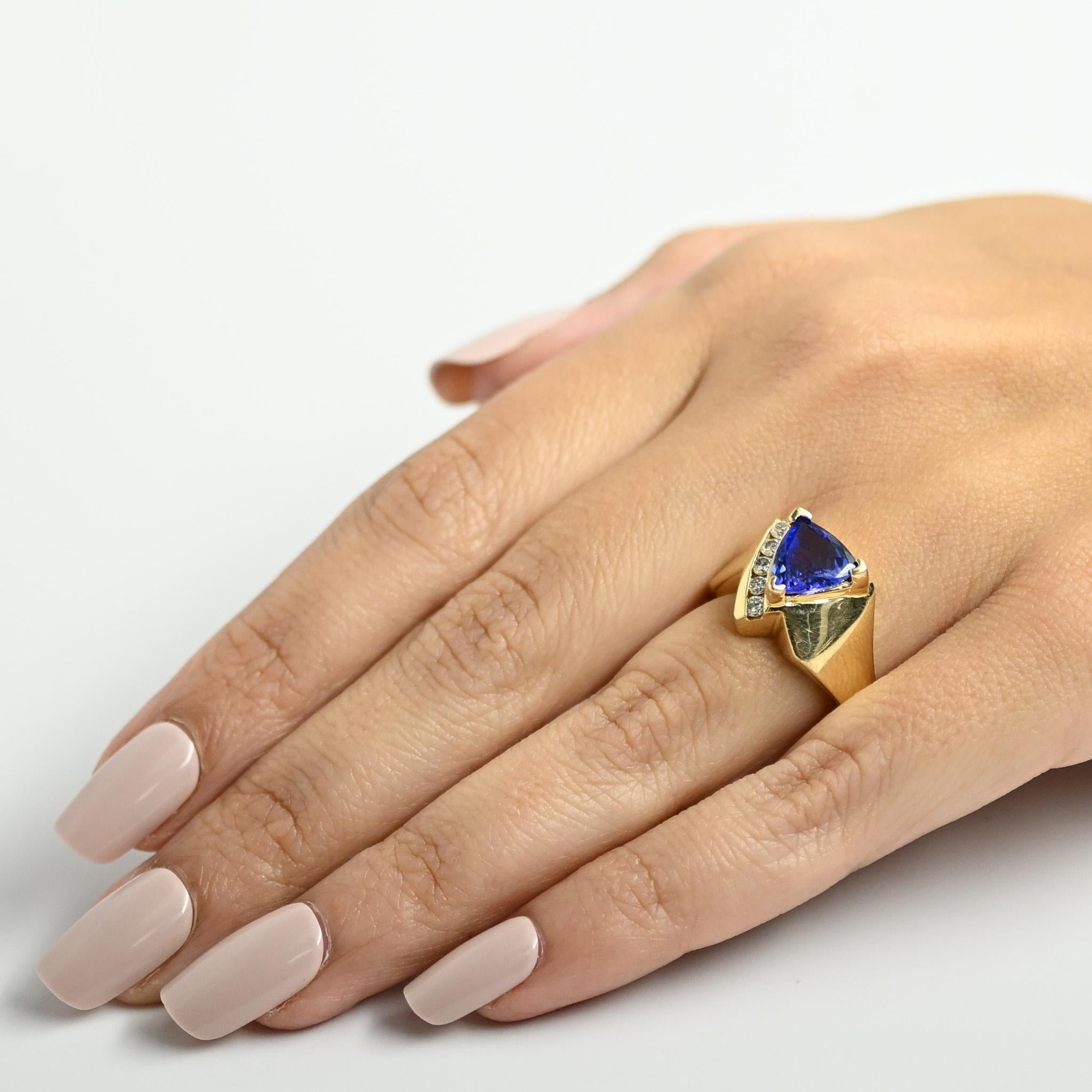 Vintage 14K Yellow Gold Diamond and Deep Purple Tanzanite Gemstone Ring 6