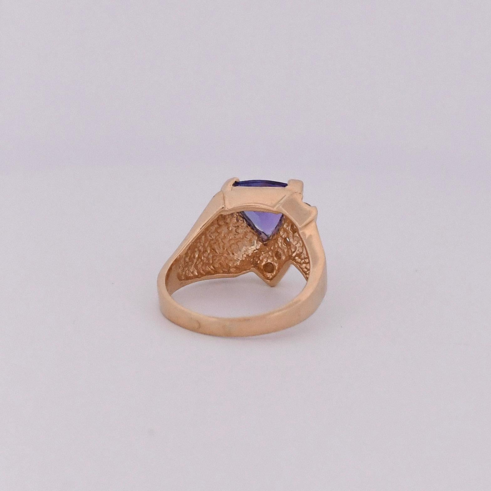Vintage 14K Yellow Gold Diamond and Deep Purple Tanzanite Gemstone Ring In Good Condition For Sale In Addison, TX