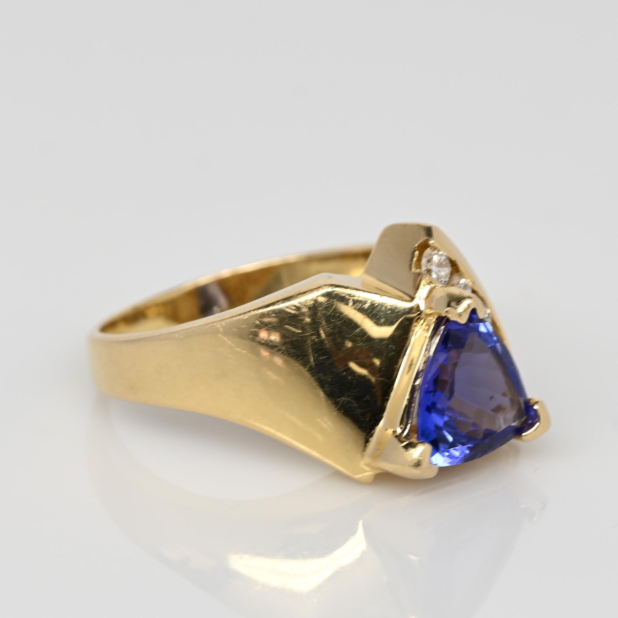 Vintage 14K Yellow Gold Diamond and Deep Purple Tanzanite Gemstone Ring In Good Condition In Addison, TX