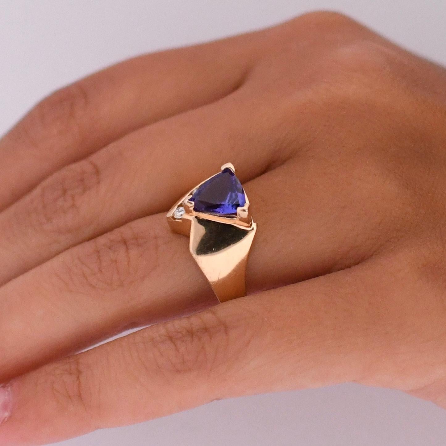 Vintage 14K Yellow Gold Diamond and Deep Purple Tanzanite Gemstone Ring For Sale 2