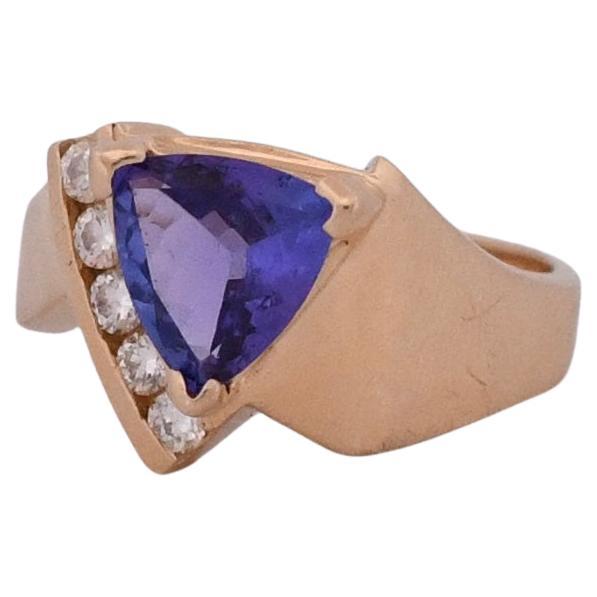 Vintage 14K Yellow Gold Diamond and Deep Purple Tanzanite Gemstone Ring For Sale