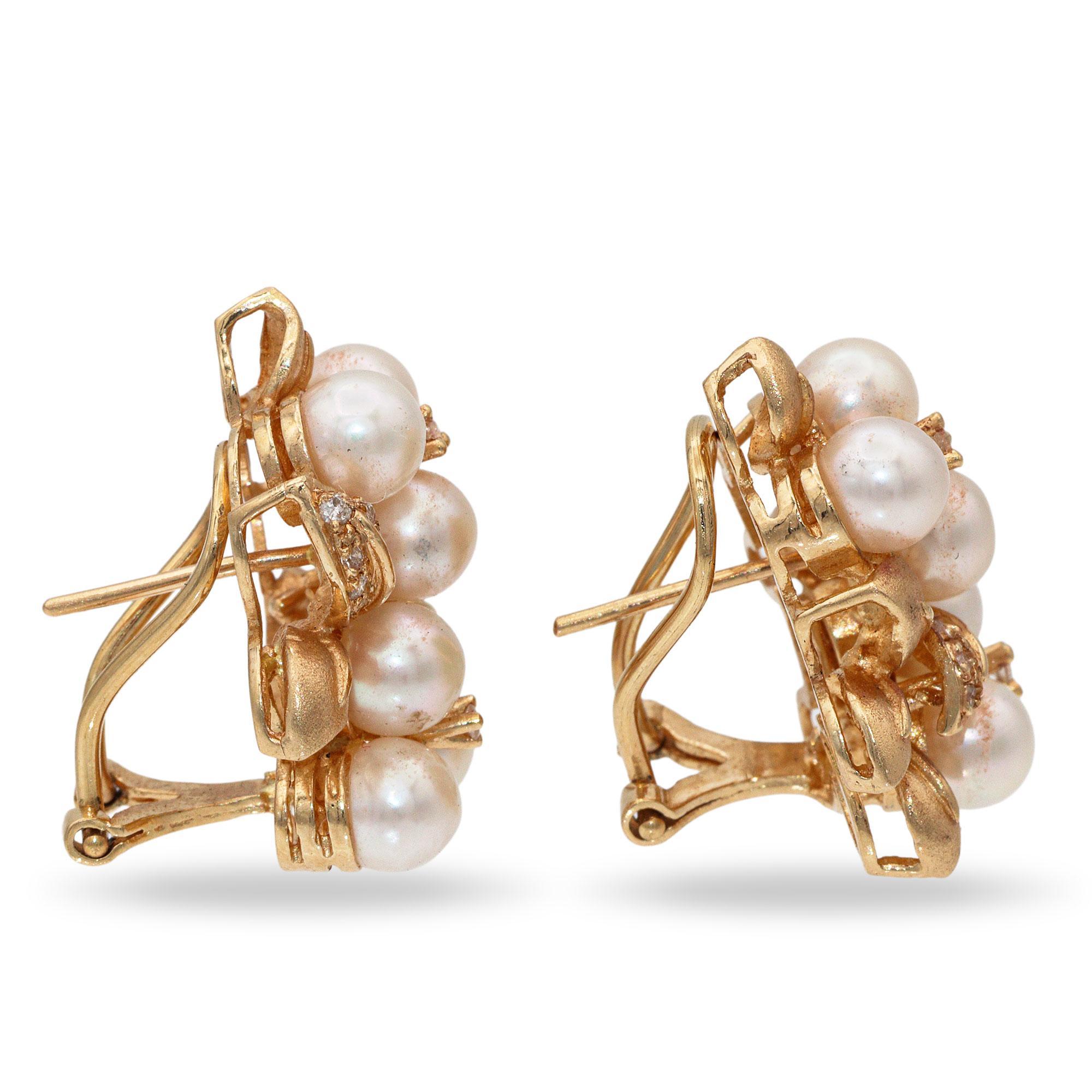 Diese bezaubernden Vintage-Ohrringe sind aus 14 Karat Gelbgold gefertigt und mit einem anmutigen Blumenmotiv versehen. In der Mitte jeder Blüte sitzt eine schimmernde Perle, umgeben von zarten Diamantakzenten, die ein dezentes Glitzern verleihen.