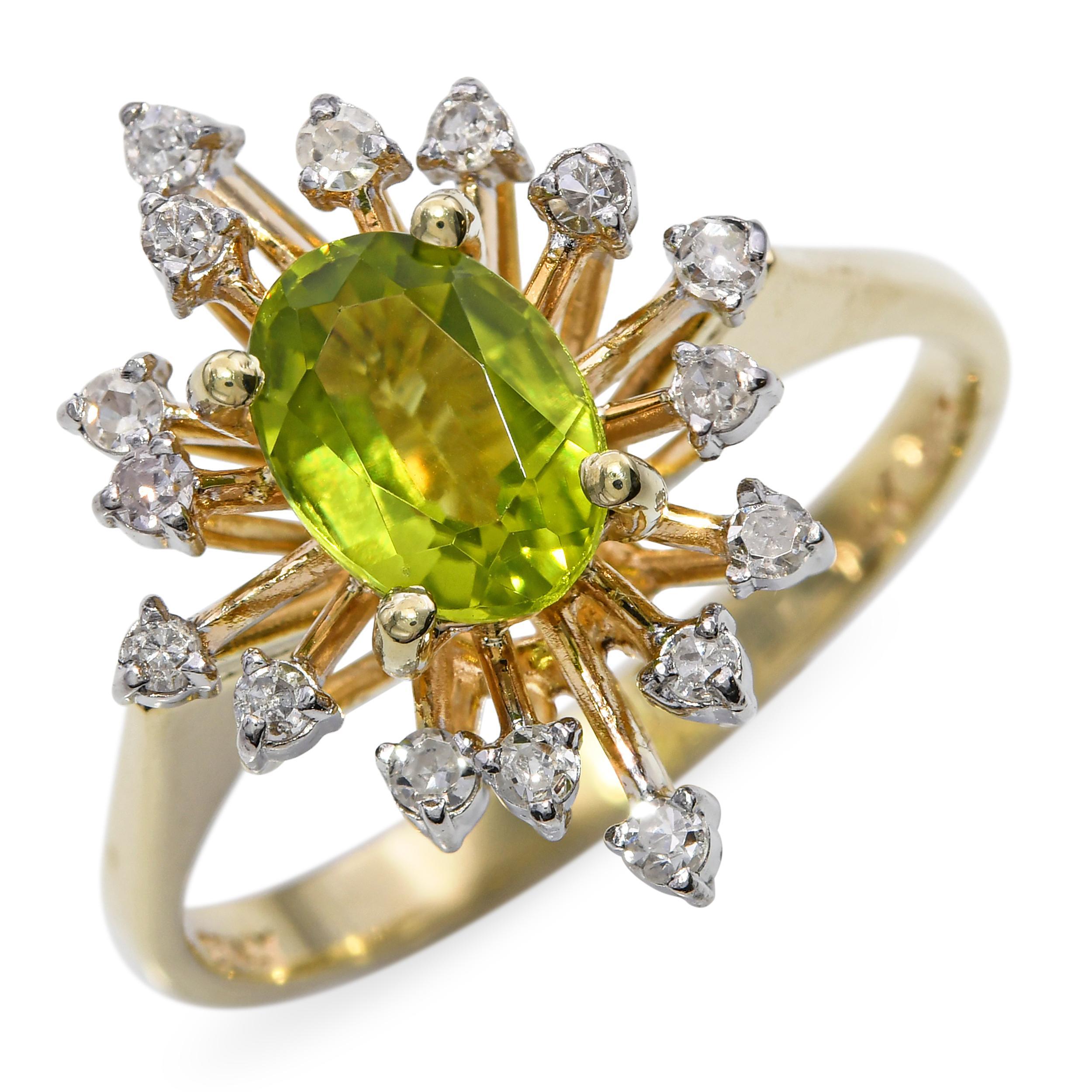 Cette bague vintage est finement réalisée en or jaune 14k et met en valeur un péridot d'un vert éclatant, rehaussé de diamants étincelants. La monture en or chaud met en valeur la teinte vive du péridot, tandis que les accents de diamant ajoutent