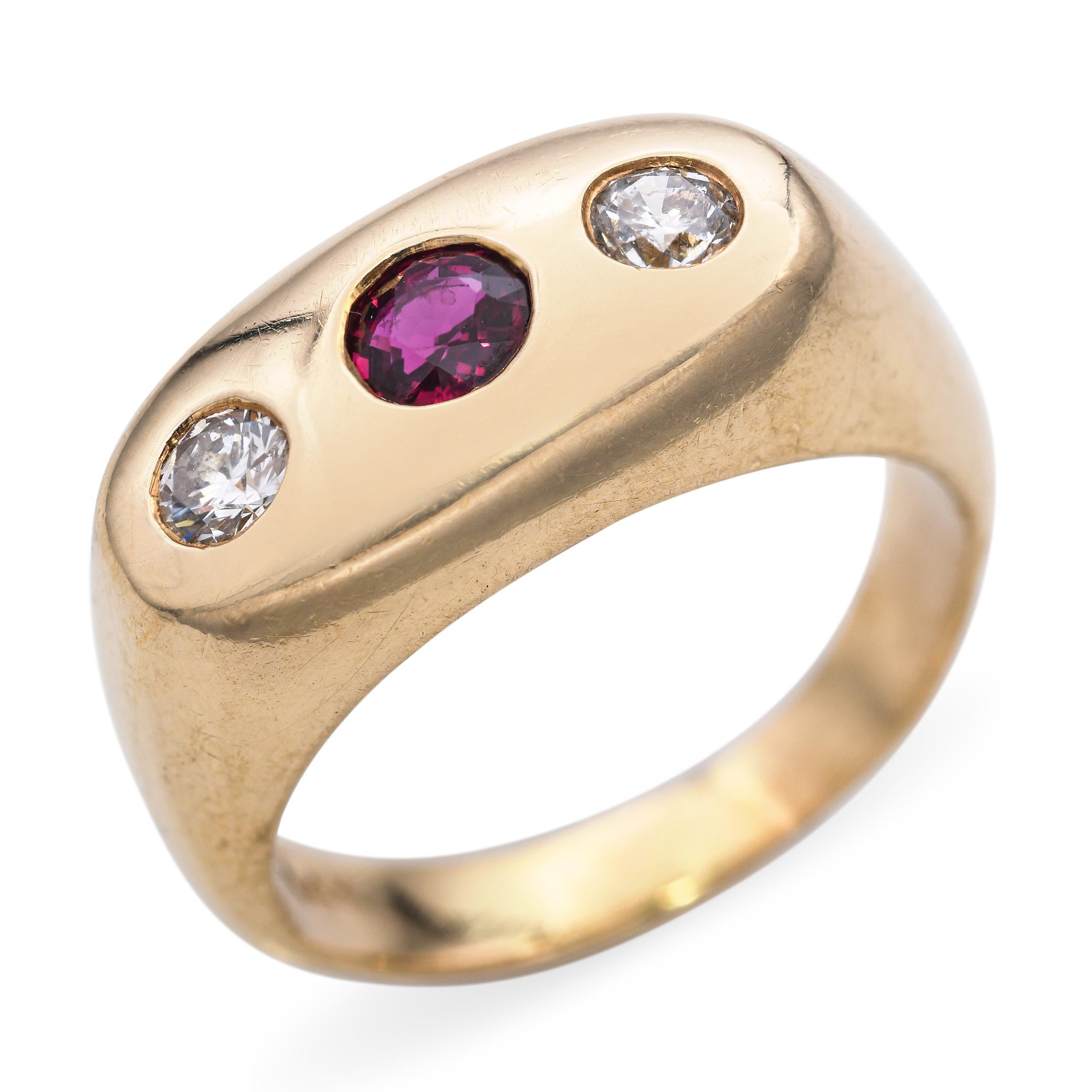 Dieser Vintage-Ring aus 14-karätigem Gelbgold hat ein klassisches Zigeunermuster mit drei bündig in das Band eingelassenen Steinen. In der Mitte befindet sich ein lebendiger Rubin von 0,17 Karat, umrahmt von funkelnden Diamanten von insgesamt 0,22
