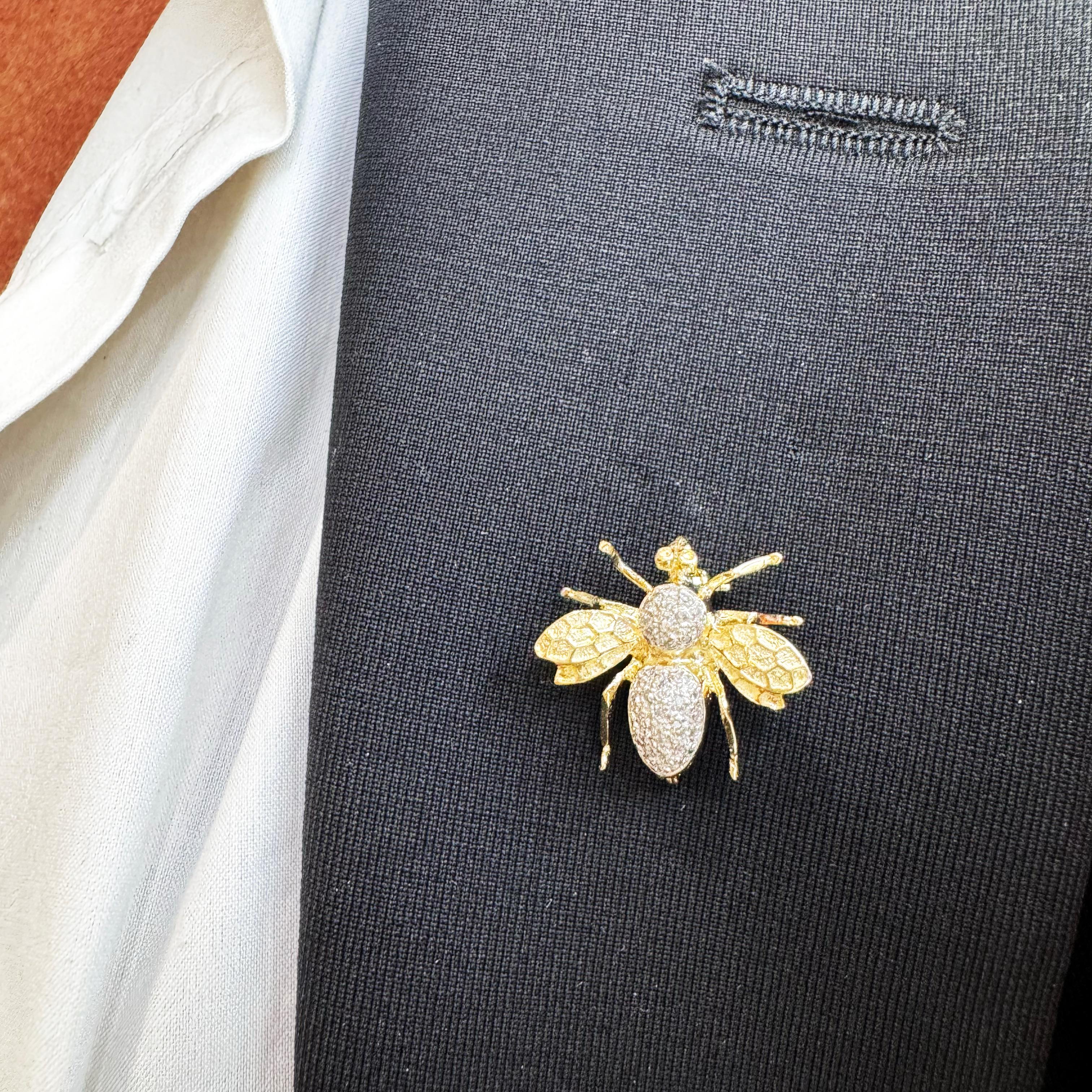 Anstecknadelbrosche mit Bienen aus 14 Karat Gelbgold mit Diamanten im Angebot 1