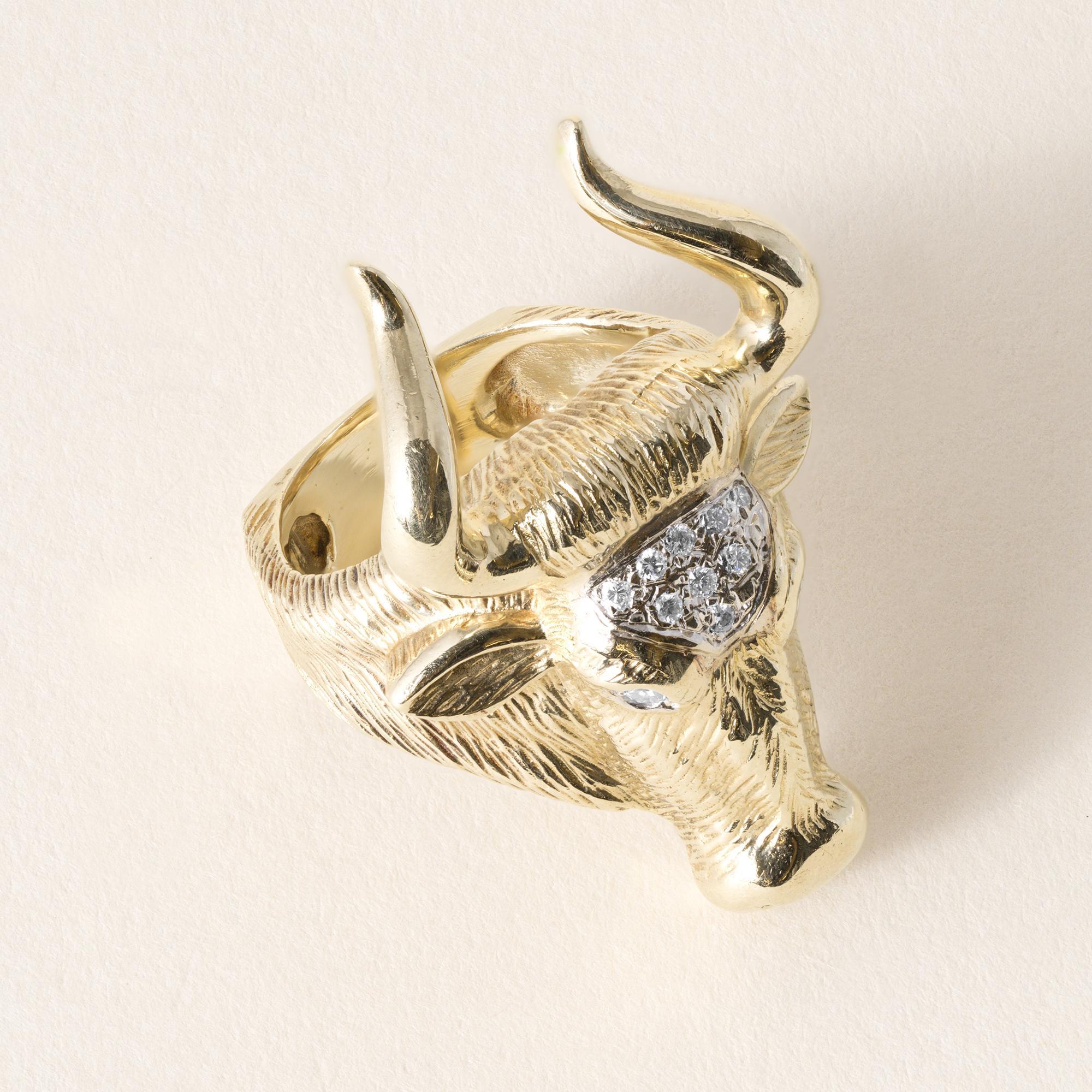 Dies ist ein Vintage Stierkopf Ring in massivem 14k Gelbgold
Circa 1970er Jahre
11 runde Brillanten, gefasst in Weißgold
auf dem Kopf, davon 2 in den Augen
Gewicht des Diamanten 0,15 Karat
F-G, VS
Längliches Gesicht und gewellte Hörner
Texturierte