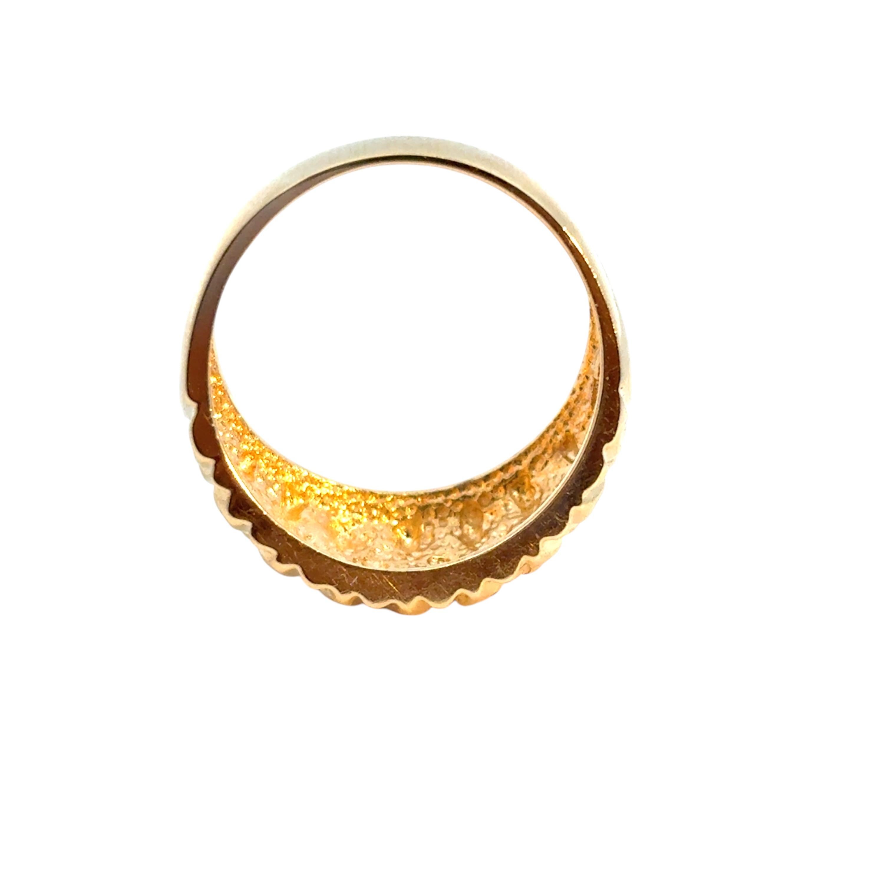 Vintage 14k Yellow Gold Diamond Cut Pattern Dome Ring In Excellent Condition For Sale In Boca Raton, FL