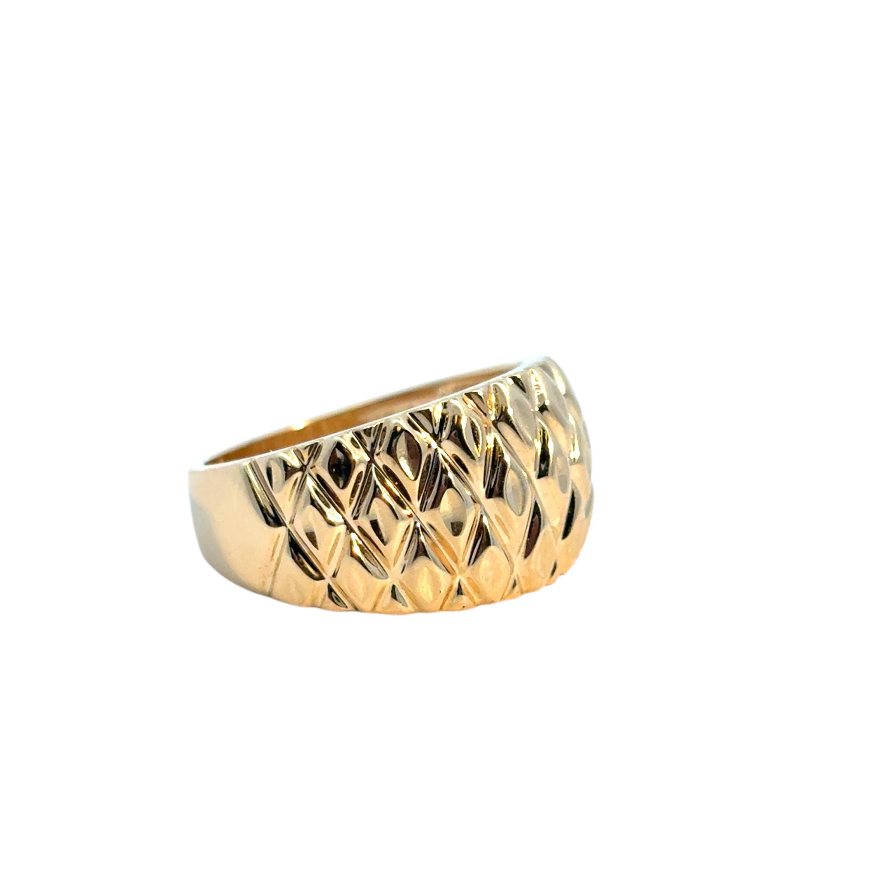 Vintage 14k Yellow Gold Diamond Cut Pattern Dome Ring For Sale 1