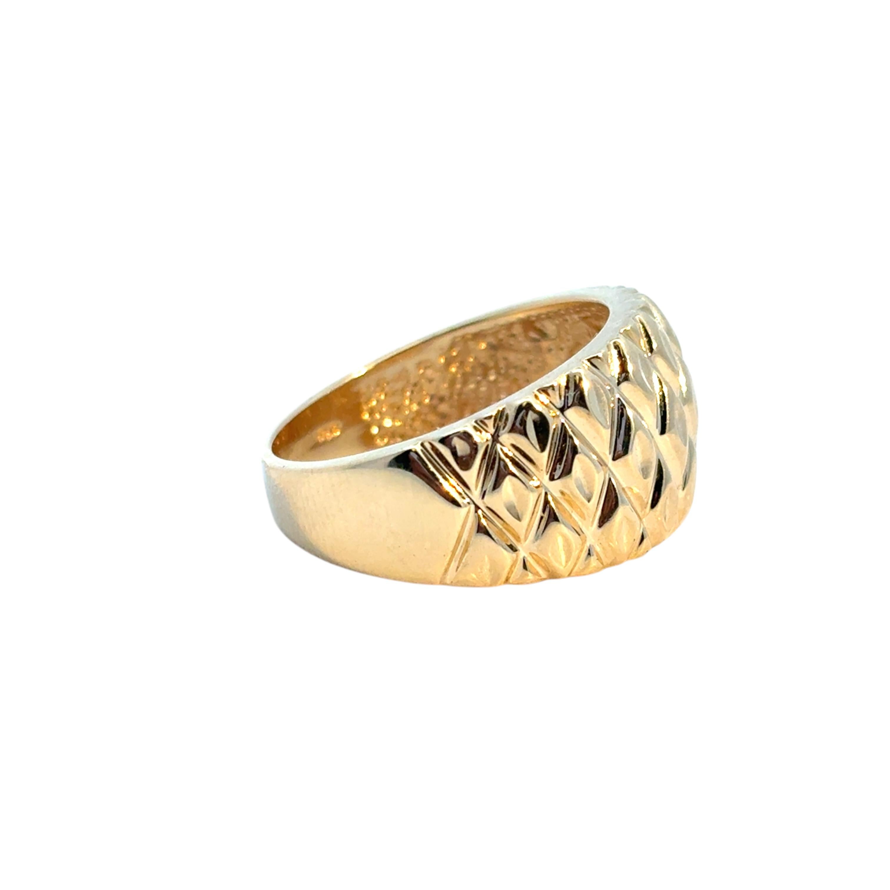 Vintage 14k Yellow Gold Diamond Cut Pattern Dome Ring For Sale 2