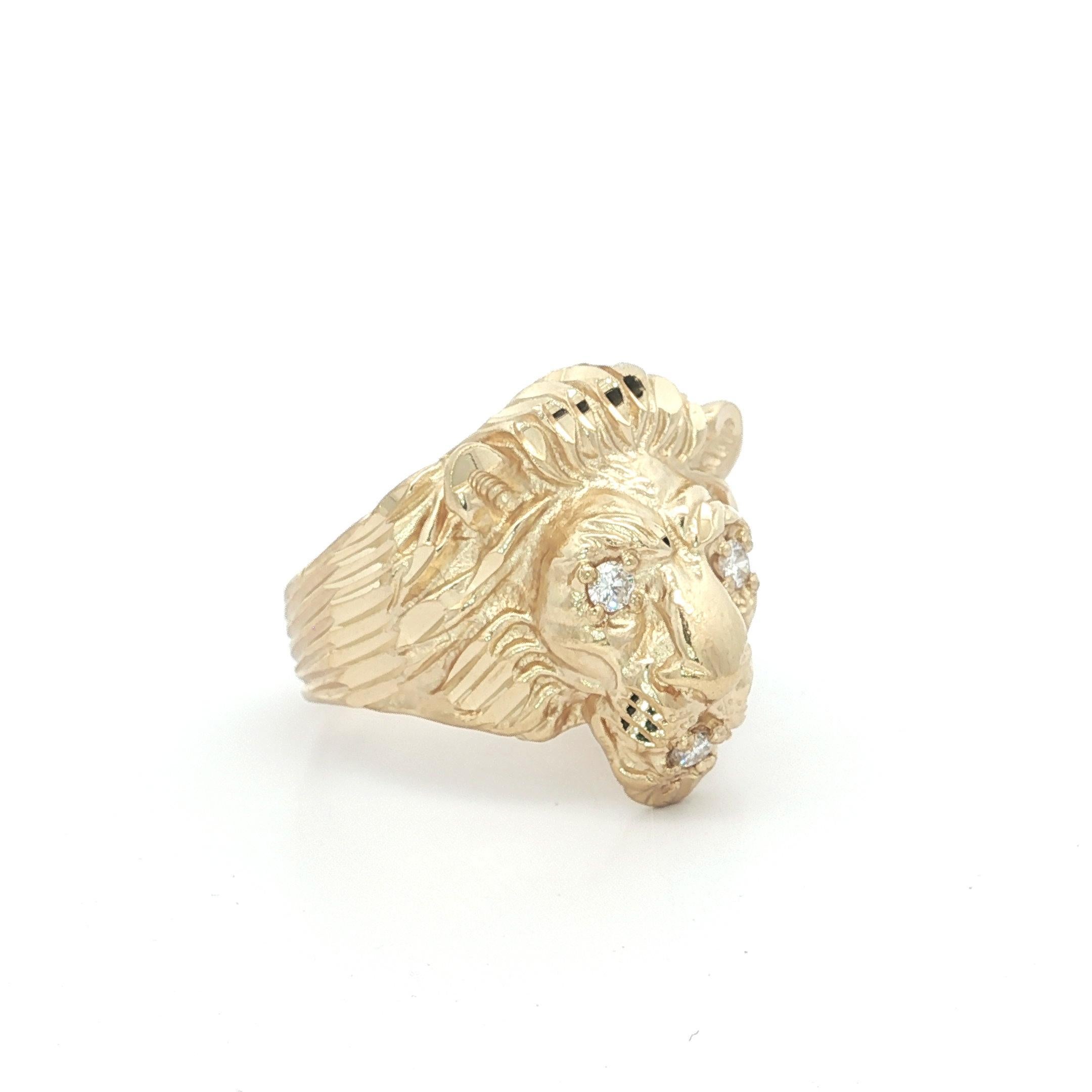 Anello vintage in oro giallo 14 carati con occhi di diamante e dettagli sulla testa di leone in vendita 5