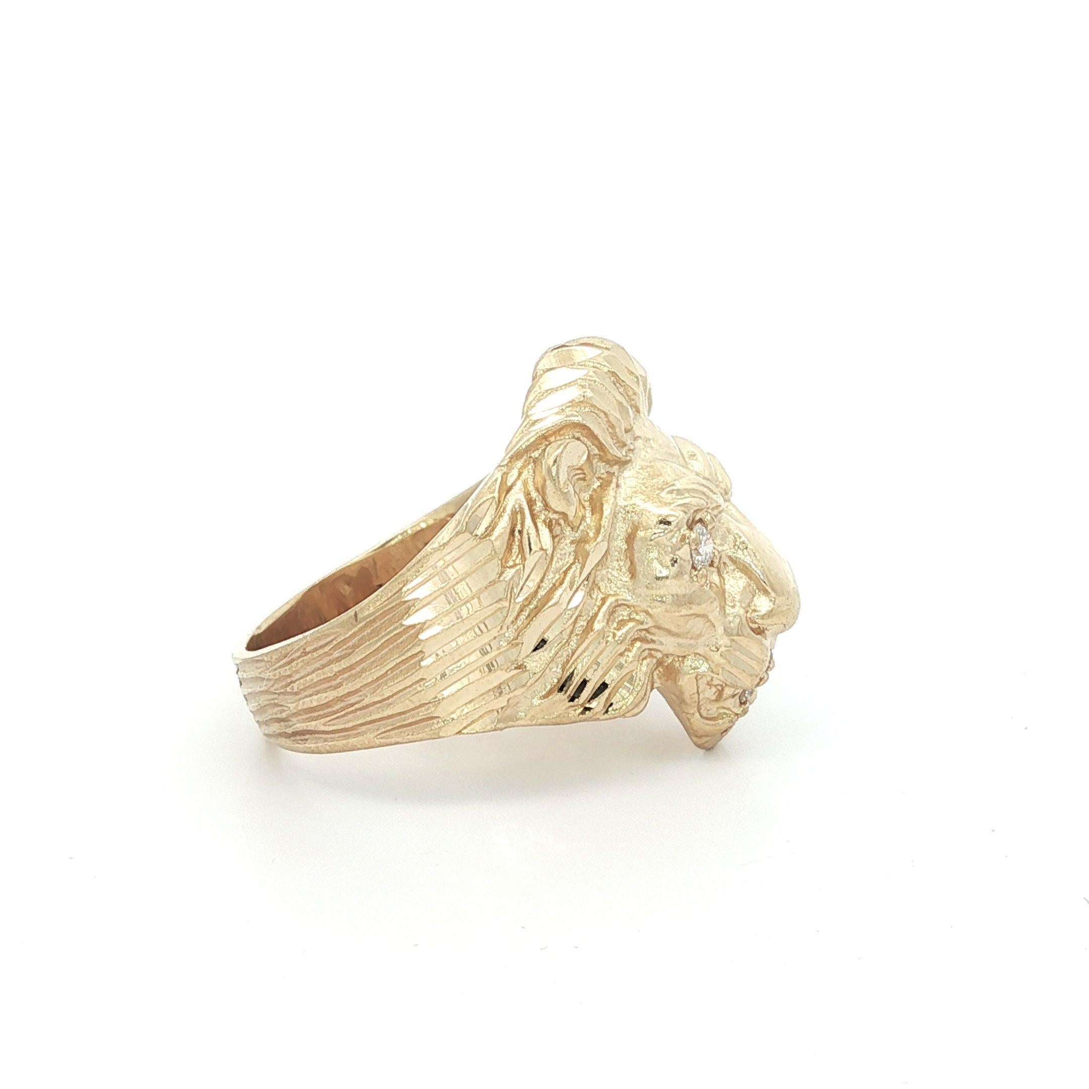 Anello vintage in oro giallo 14 carati con occhi di diamante e dettagli sulla testa di leone in vendita 6