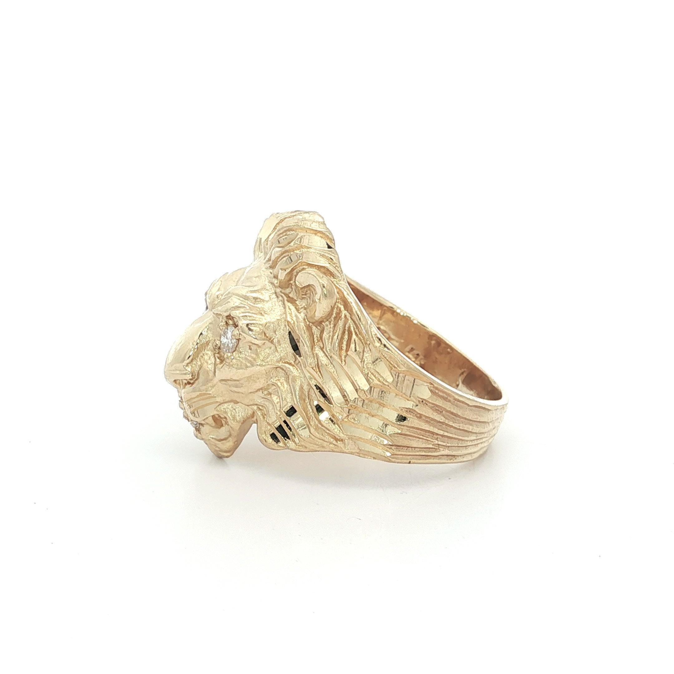 Anello vintage in oro giallo 14 carati con occhi di diamante e dettagli sulla testa di leone in vendita 7
