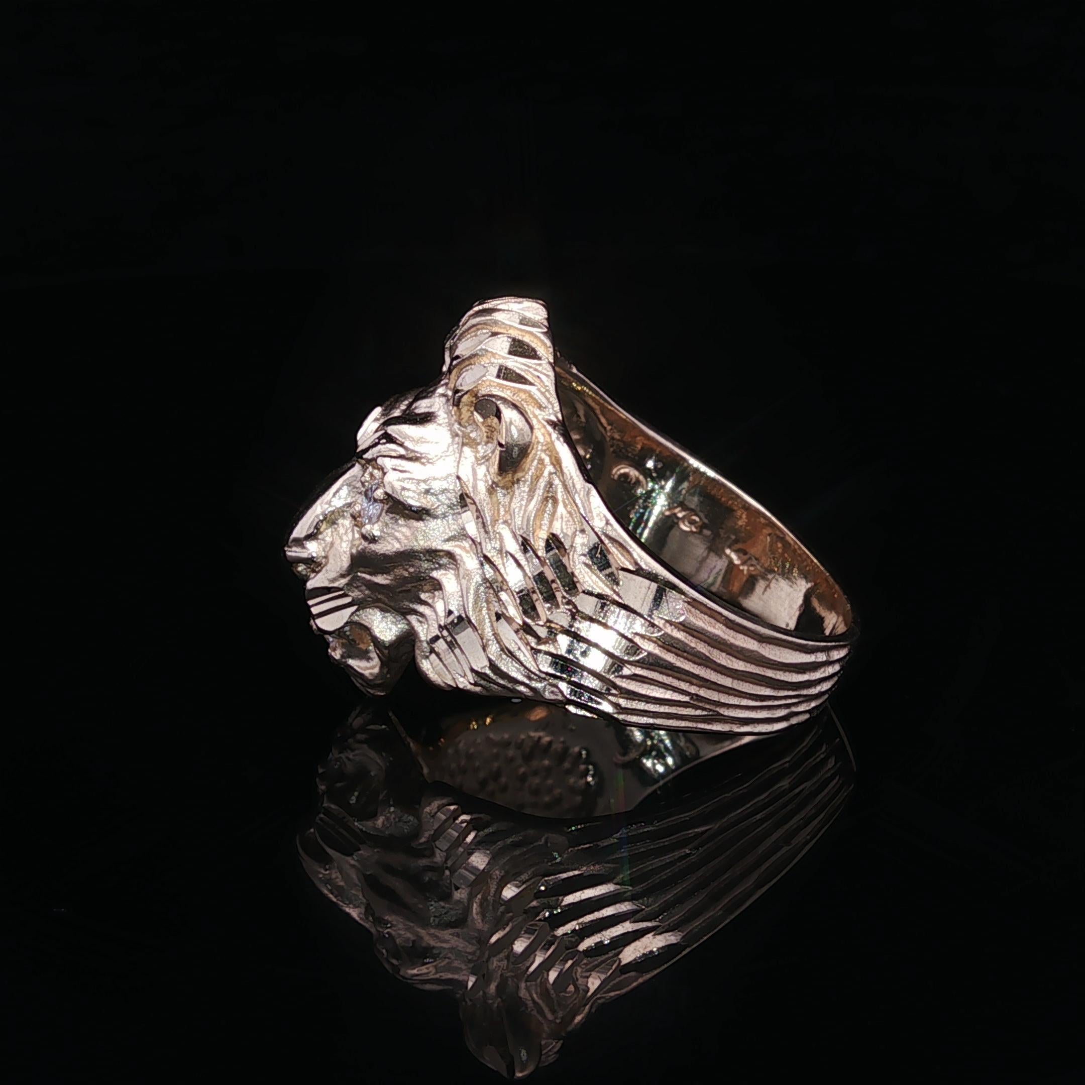 --Pietre: --
(3) Diamanti naturali autentici - Taglio Brillante Rotondo - Incastonati - Colore G/H - Purezza VS1/VS2
Peso totale in carati: 0,09 (circa)

Materiale: Oro giallo massiccio 14k
Peso: 11,5 grammi
Misura dell'anello: 7.5 (Possiamo