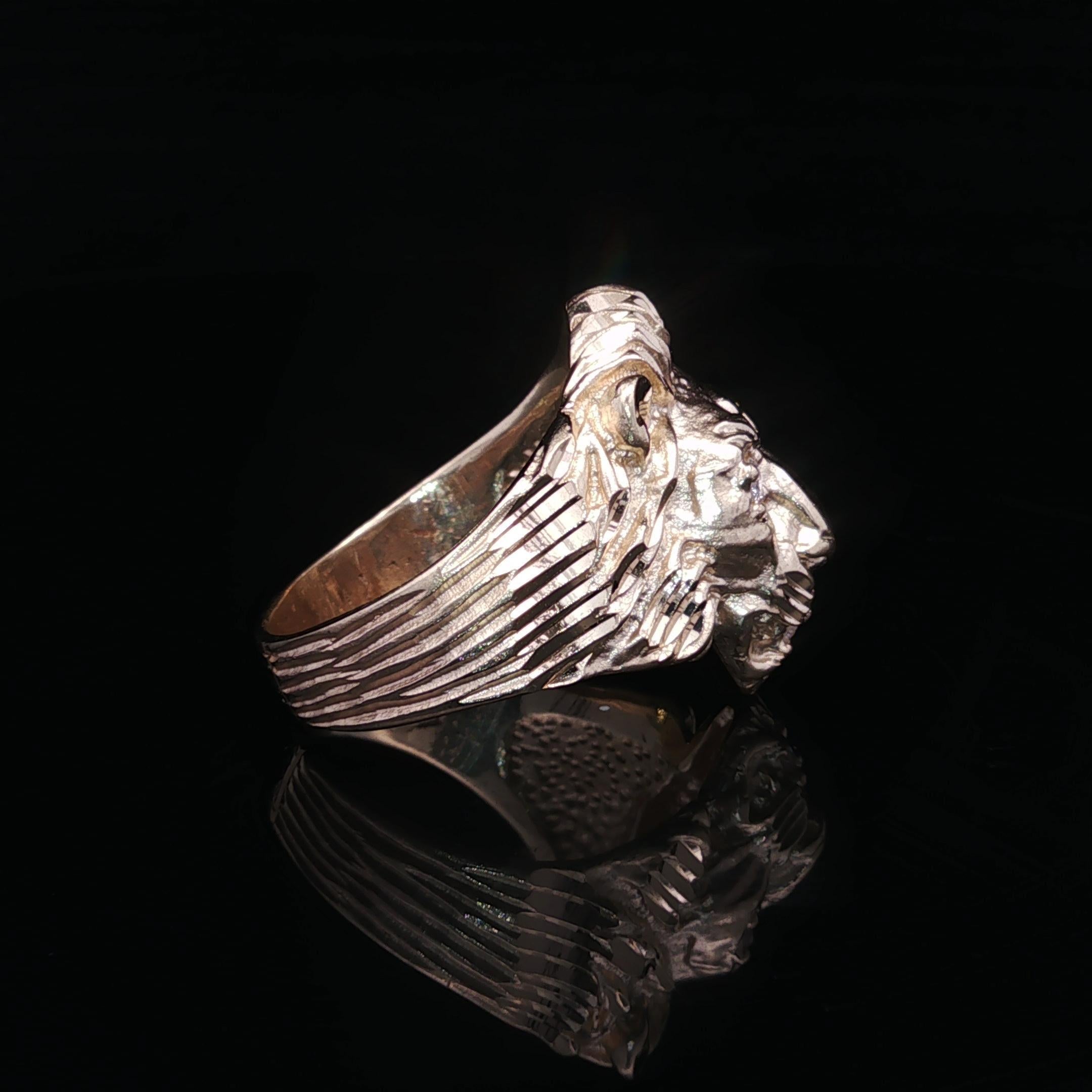 Taglio brillante Anello vintage in oro giallo 14 carati con occhi di diamante e dettagli sulla testa di leone in vendita