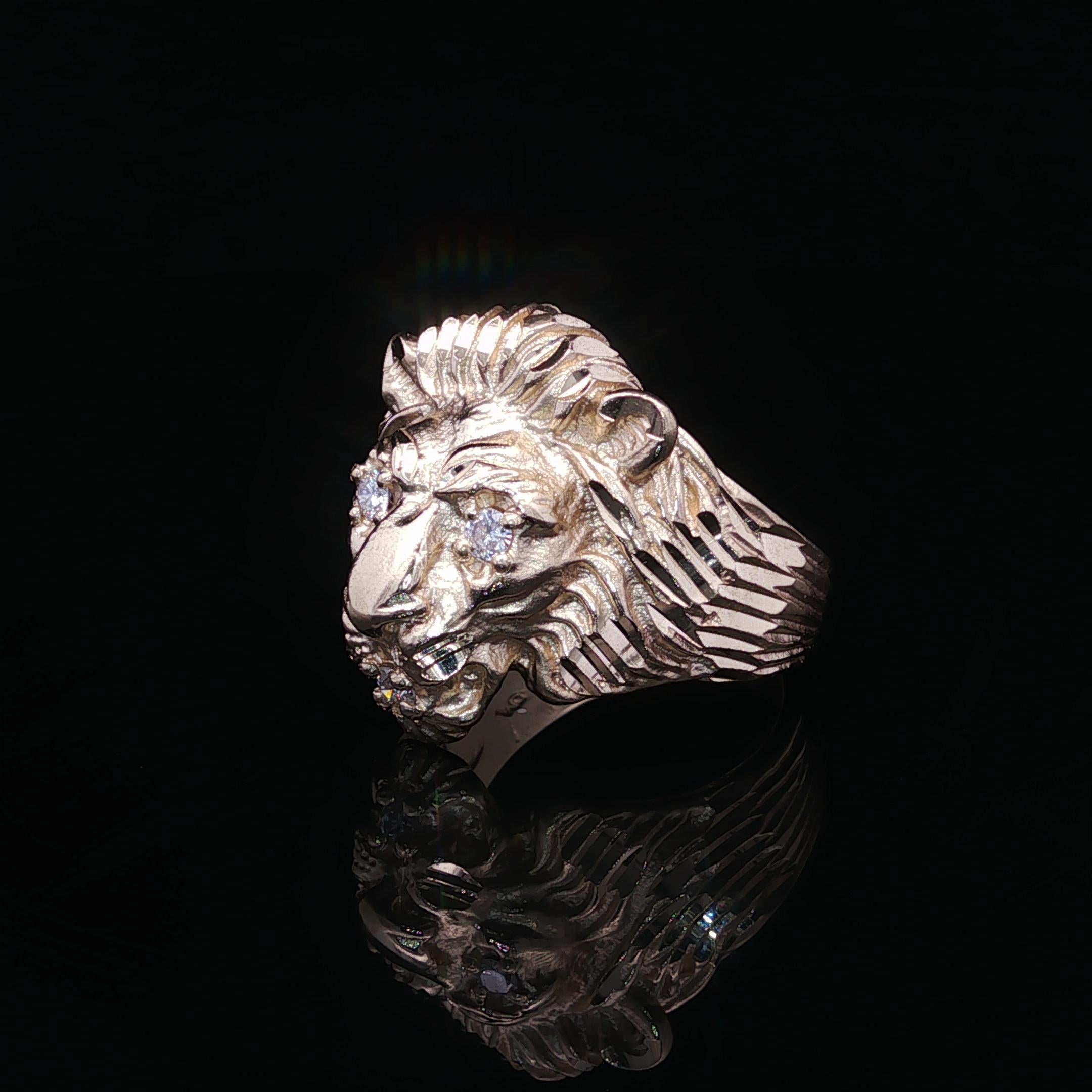 Anello vintage in oro giallo 14 carati con occhi di diamante e dettagli sulla testa di leone In condizioni buone in vendita a Montclair, NJ