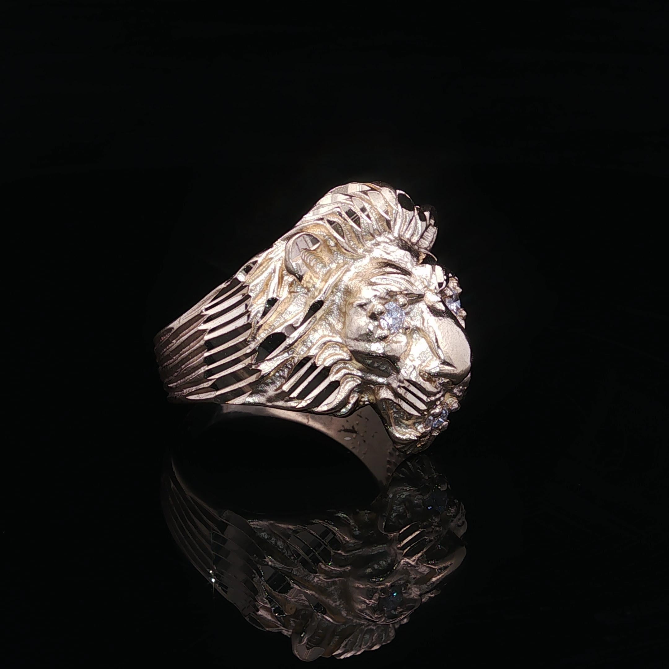 da uomo o donna Anello vintage in oro giallo 14 carati con occhi di diamante e dettagli sulla testa di leone in vendita
