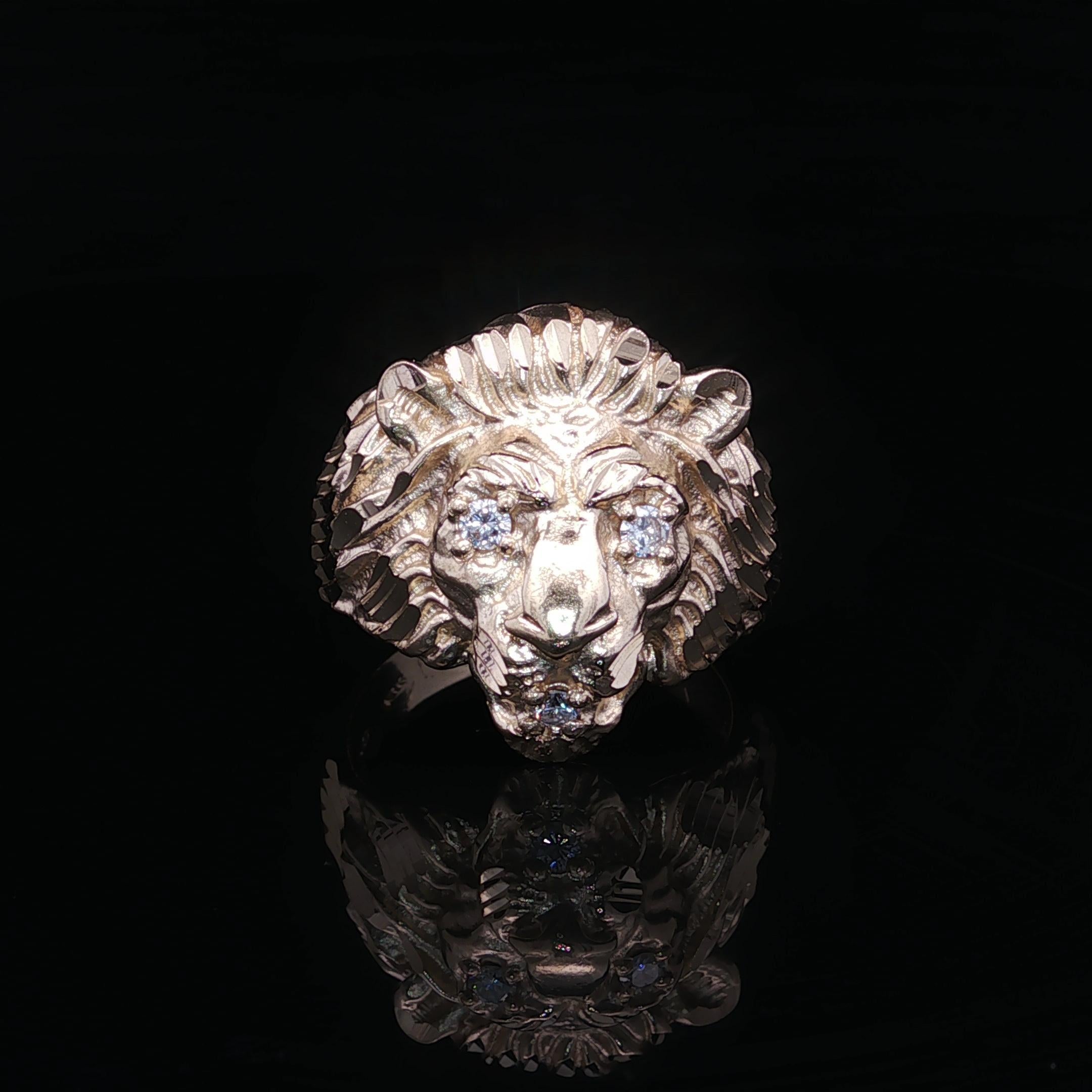 Anello vintage in oro giallo 14 carati con occhi di diamante e dettagli sulla testa di leone in vendita 1