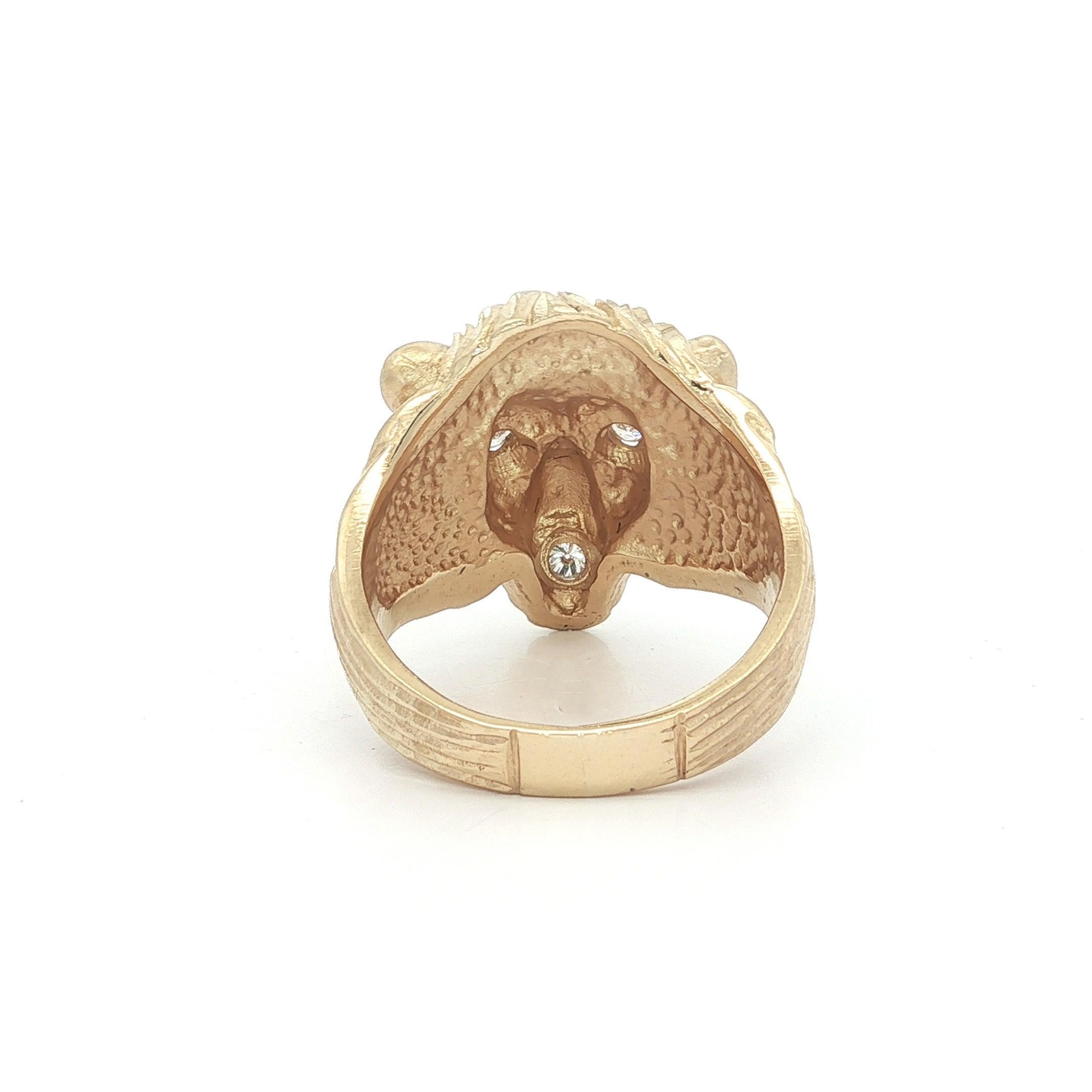Anello vintage in oro giallo 14 carati con occhi di diamante e dettagli sulla testa di leone in vendita 2