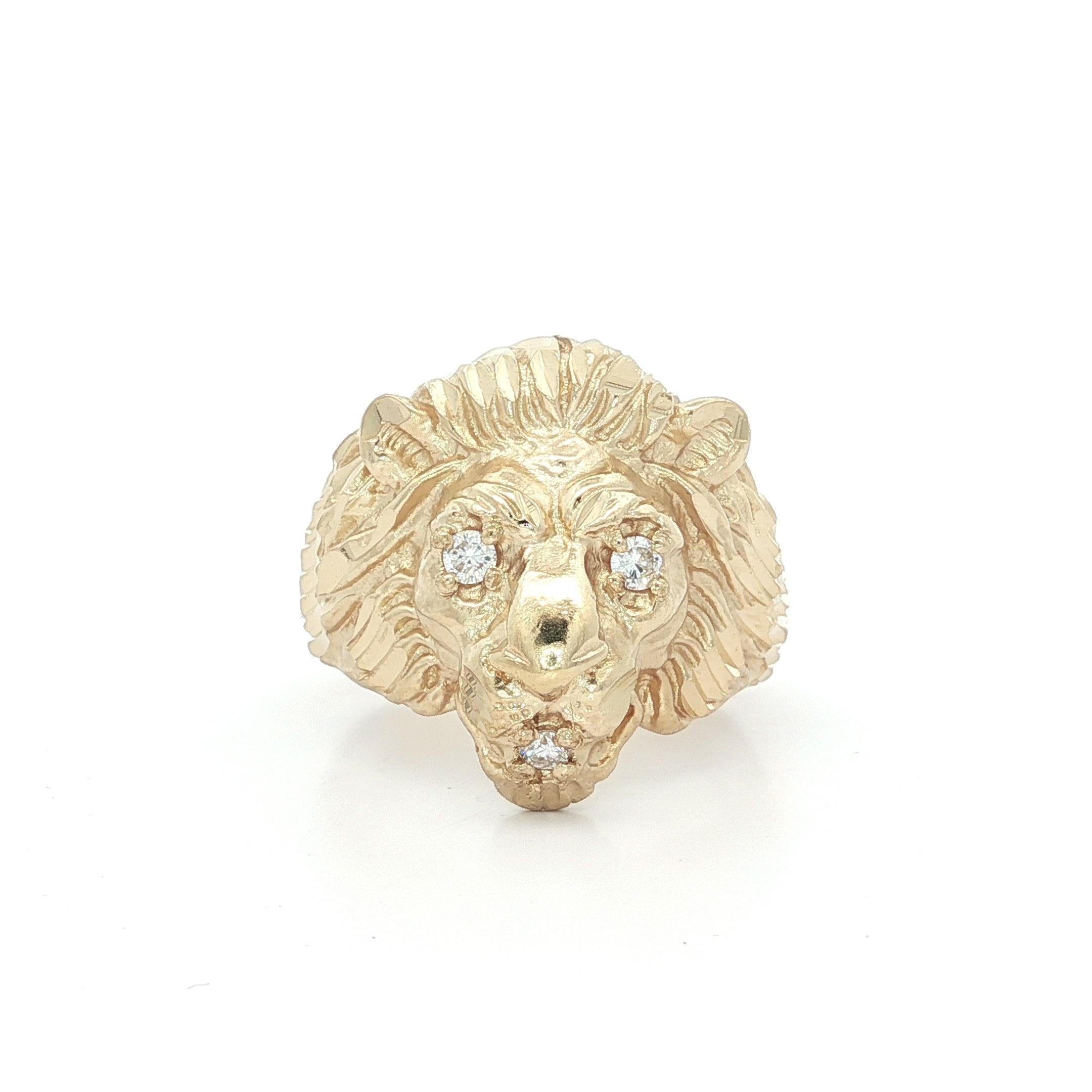 Anello vintage in oro giallo 14 carati con occhi di diamante e dettagli sulla testa di leone in vendita 3
