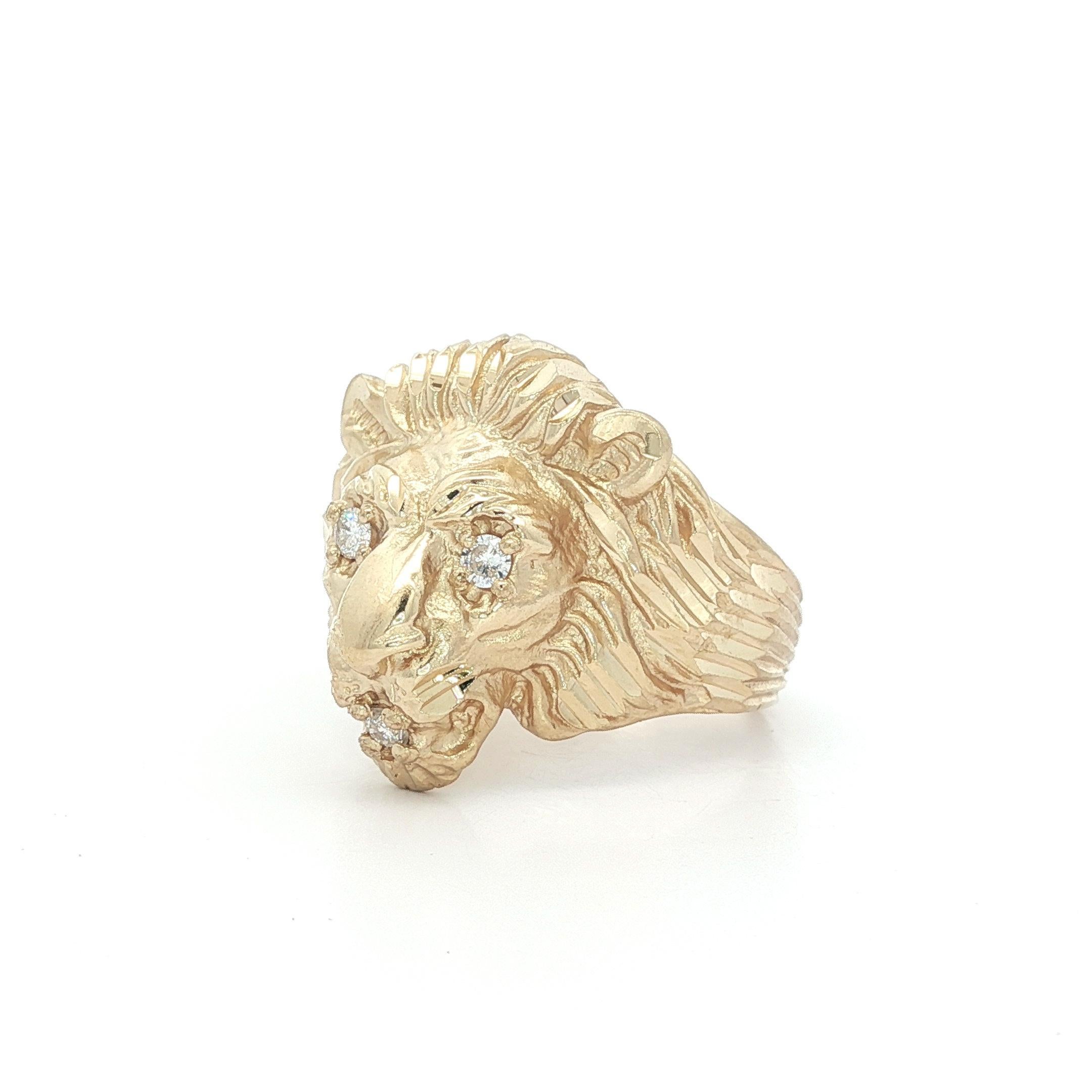 Anello vintage in oro giallo 14 carati con occhi di diamante e dettagli sulla testa di leone in vendita 4