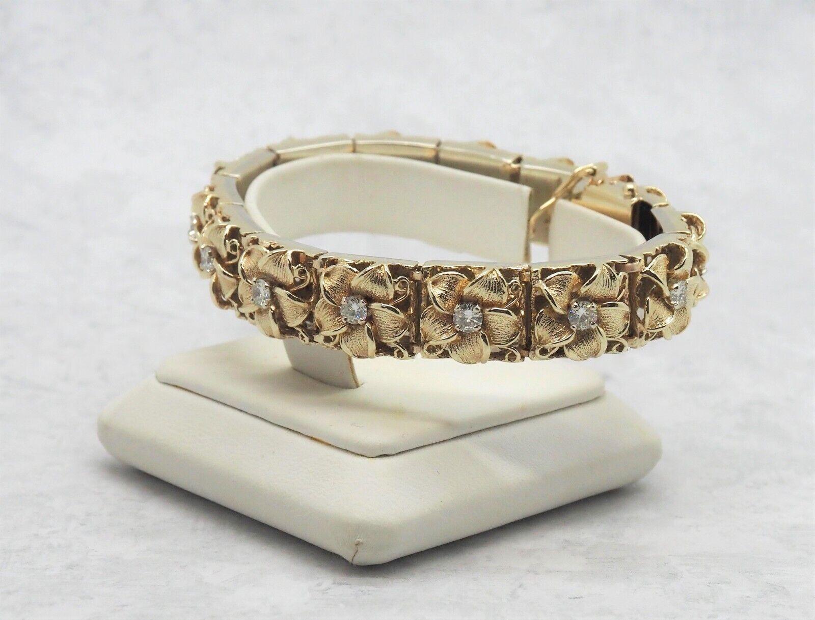 Dieses Armband aus 14-karätigem Gelbgold zeigt ein bezauberndes Blumenmotiv. Jedes Glied ist sorgfältig aus reich strukturiertem Gold gefertigt und wird von einem funkelnden Diamanten im Rundschliff zentriert. Die dimensionalen Blütenblätter haben