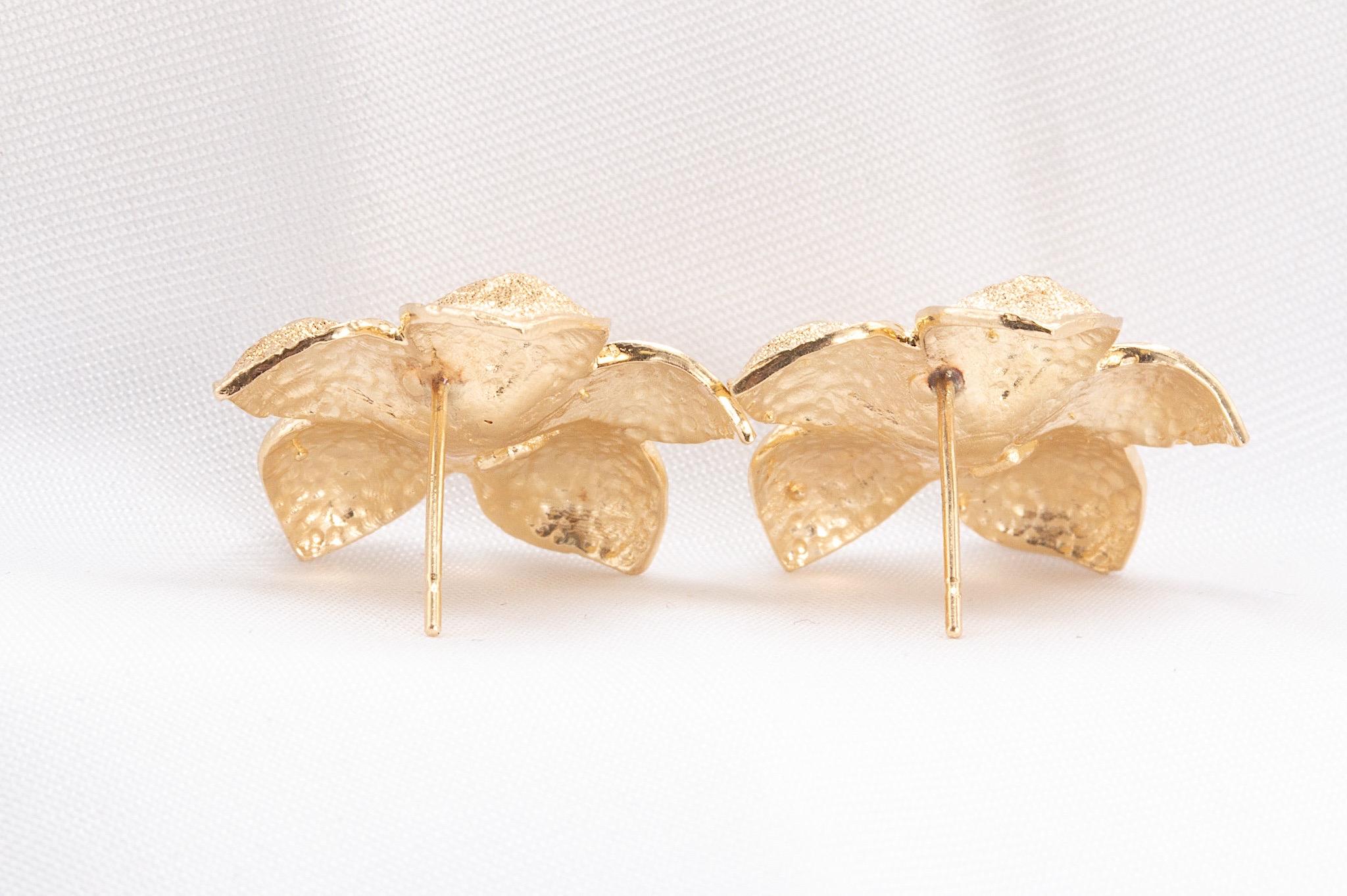 Vintage 14k Yellow Gold Diamond Flower Earrings In Good Condition For Sale In Houston, TX
