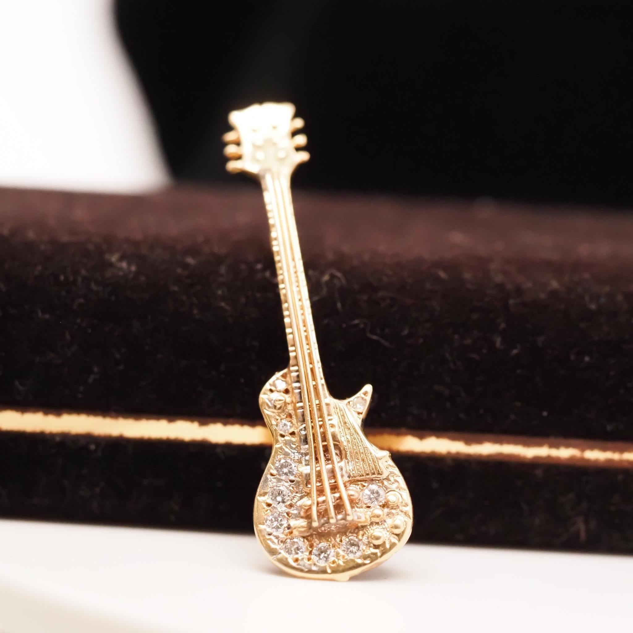 Pendentif guitare vintage en or jaune 14 carats avec diamants Bon état - En vente à Atlanta, GA