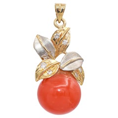 Pendentif vintage en or jaune 14K avec motif de feuilles en diamant et corail rouge